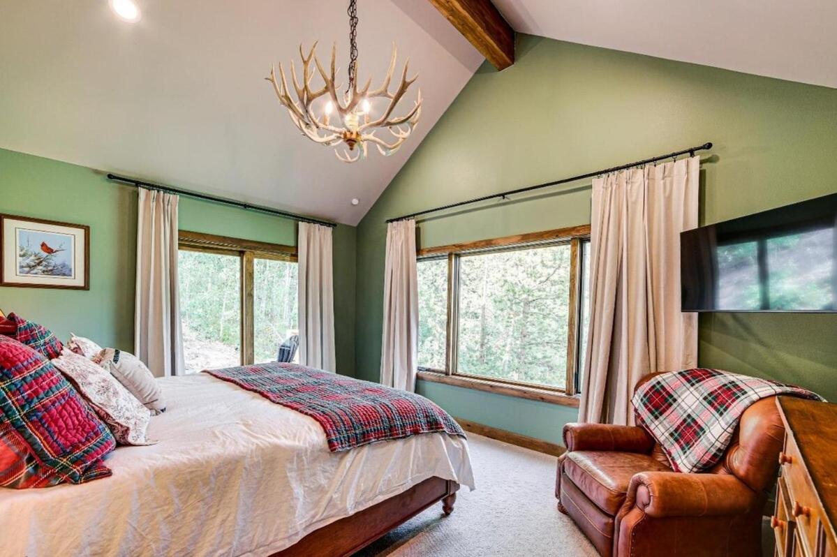 New Mountain Home, Amazing Unobstructed Lake & Mountain Views, Hot Tub, Close to Town!