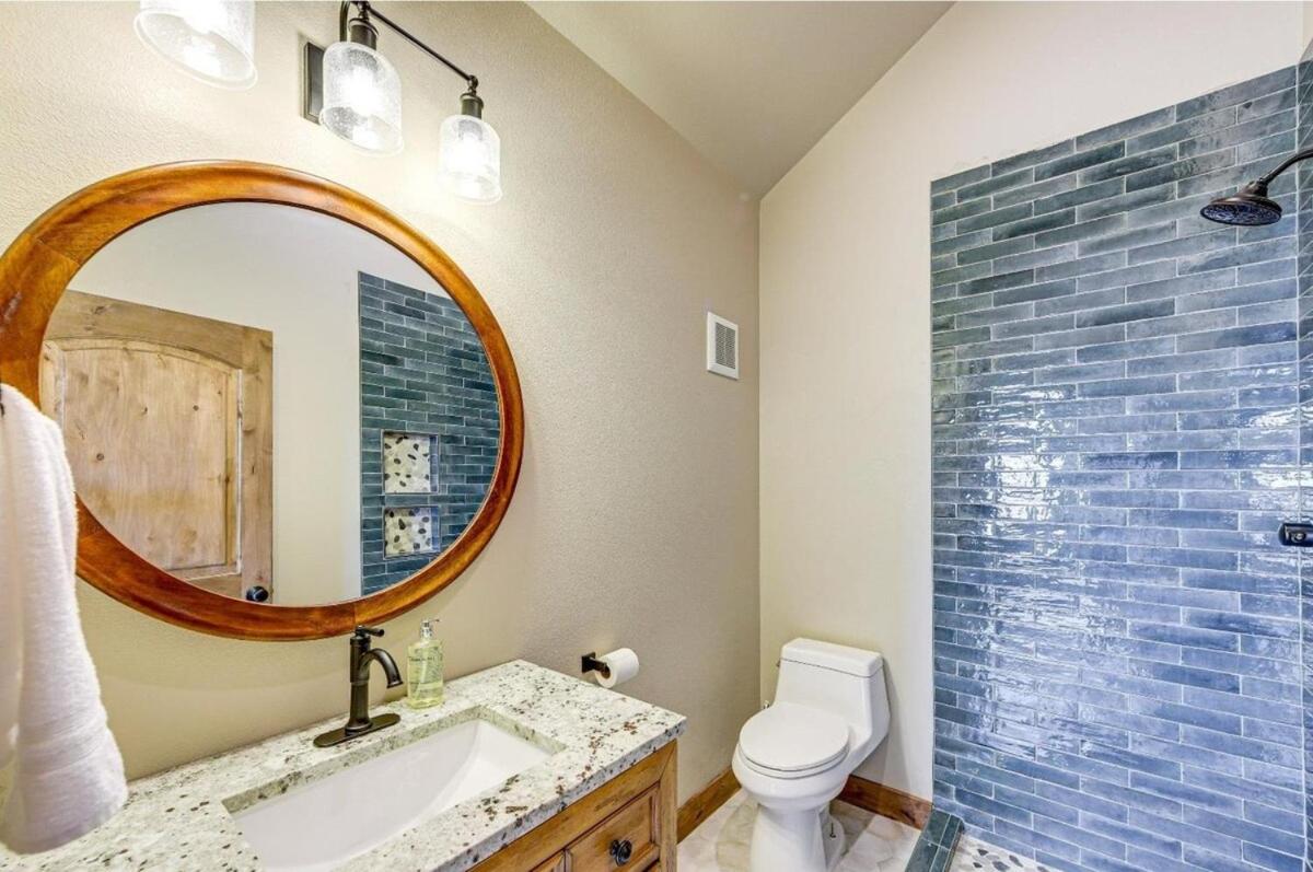 New Mountain Home, Amazing Unobstructed Lake & Mountain Views, Hot Tub, Close to Town!