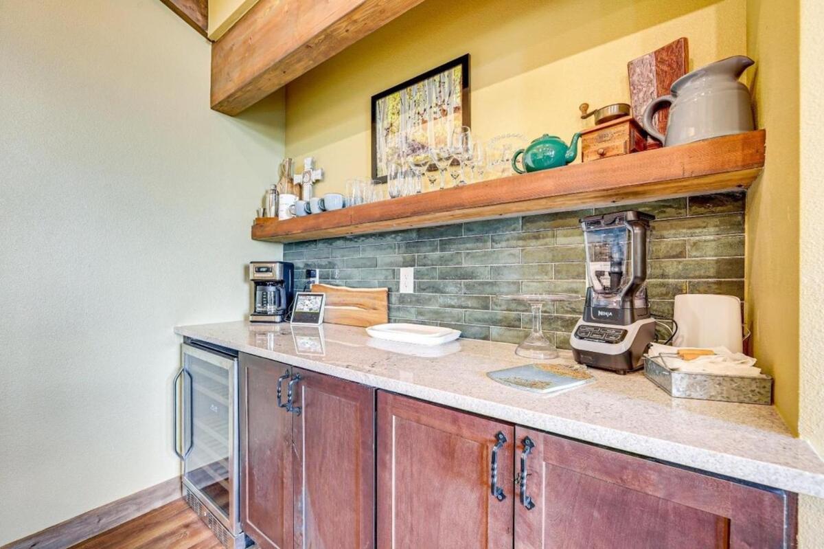 New Mountain Home, Amazing Unobstructed Lake & Mountain Views, Hot Tub, Close to Town!