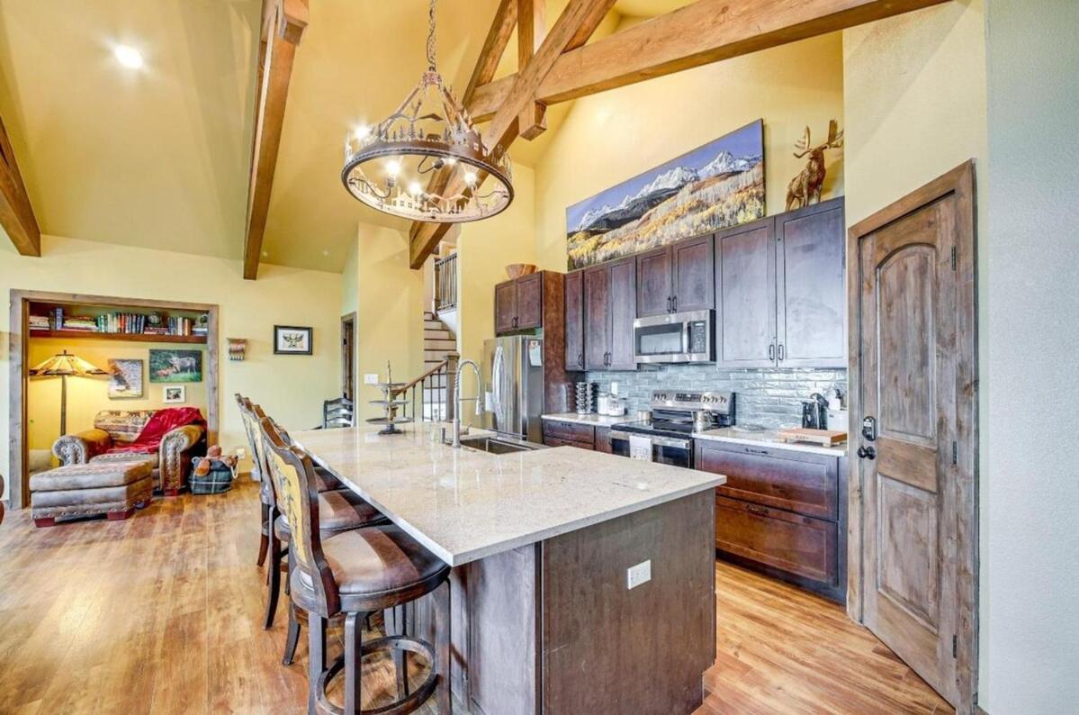 New Mountain Home, Amazing Unobstructed Lake & Mountain Views, Hot Tub, Close to Town!