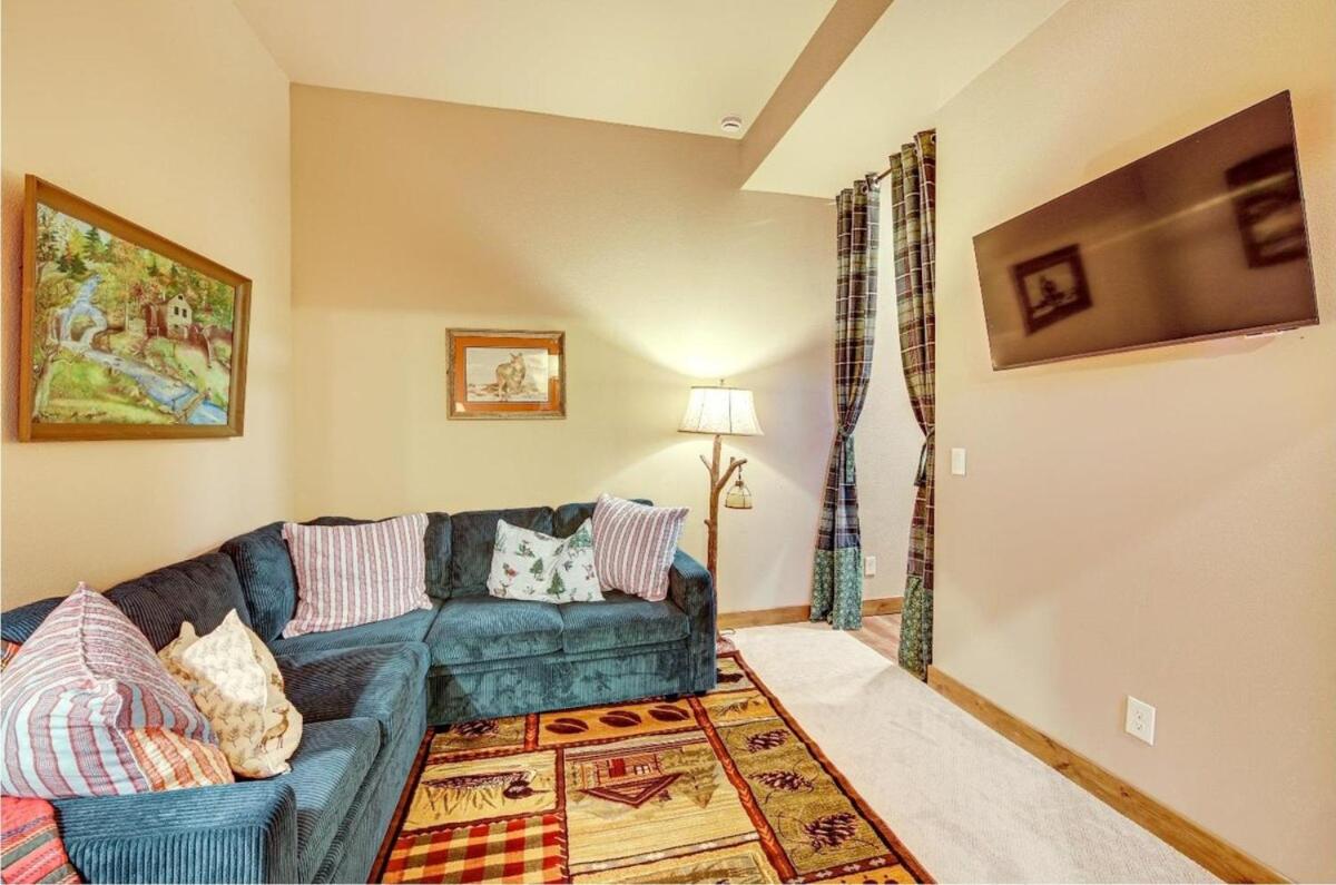 New Mountain Home, Amazing Unobstructed Lake & Mountain Views, Hot Tub, Close to Town!