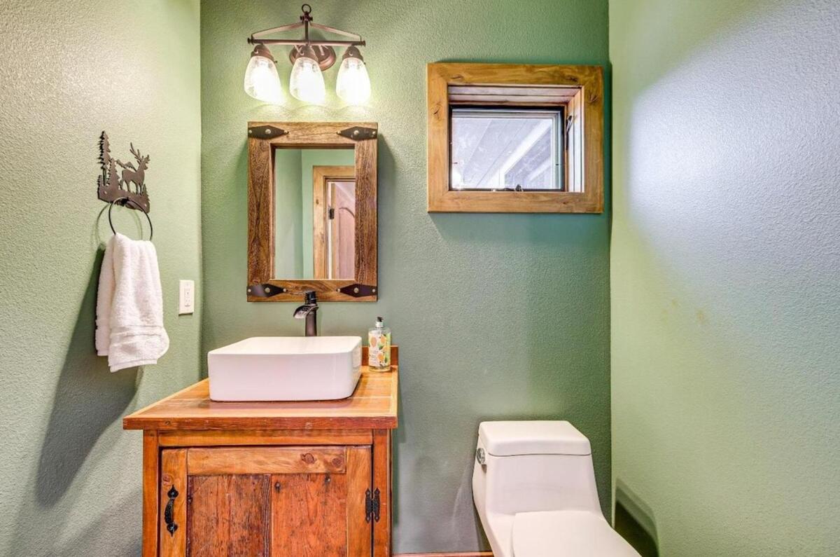 New Mountain Home, Amazing Unobstructed Lake & Mountain Views, Hot Tub, Close to Town!