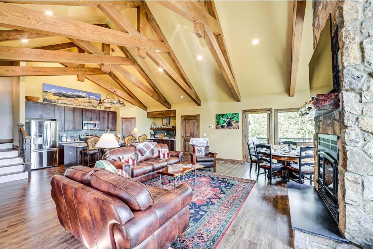 New Mountain Home, Amazing Unobstructed Lake & Mountain Views, Hot Tub, Close to Town!