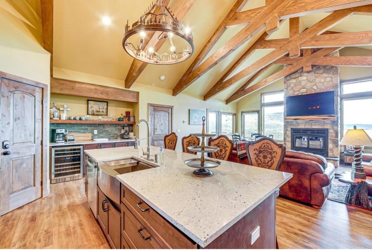 New Mountain Home, Amazing Unobstructed Lake & Mountain Views, Hot Tub, Close to Town!