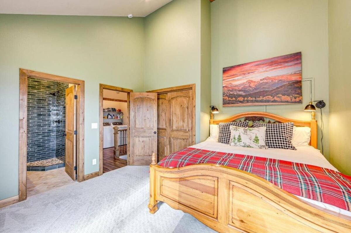 New Mountain Home, Amazing Unobstructed Lake & Mountain Views, Hot Tub, Close to Town!