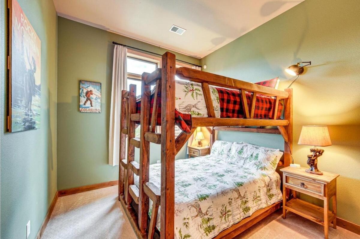New Mountain Home, Amazing Unobstructed Lake & Mountain Views, Hot Tub, Close to Town!