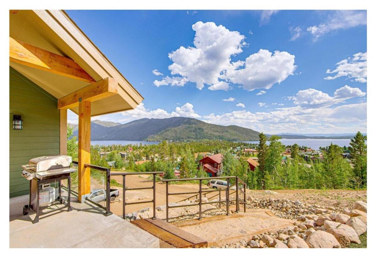 New Mountain Home, Amazing Unobstructed Lake & Mountain Views, Hot Tub, Close to Town!