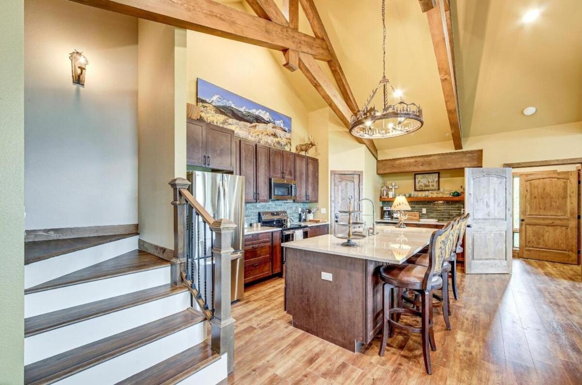 New Mountain Home, Amazing Unobstructed Lake & Mountain Views, Hot Tub, Close to Town!