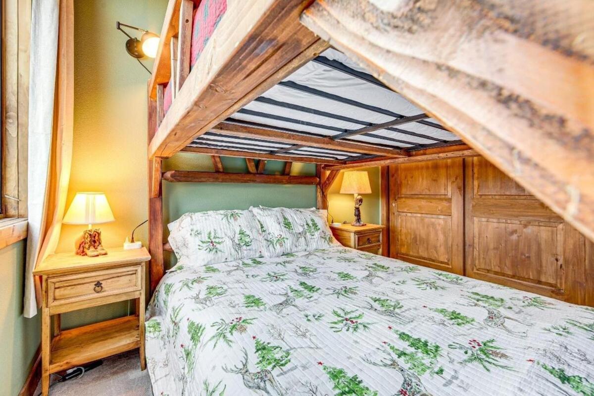 New Mountain Home, Amazing Unobstructed Lake & Mountain Views, Hot Tub, Close to Town!