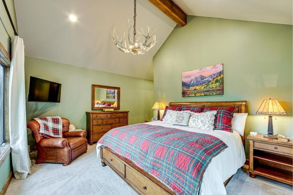 New Mountain Home, Amazing Unobstructed Lake & Mountain Views, Hot Tub, Close to Town!