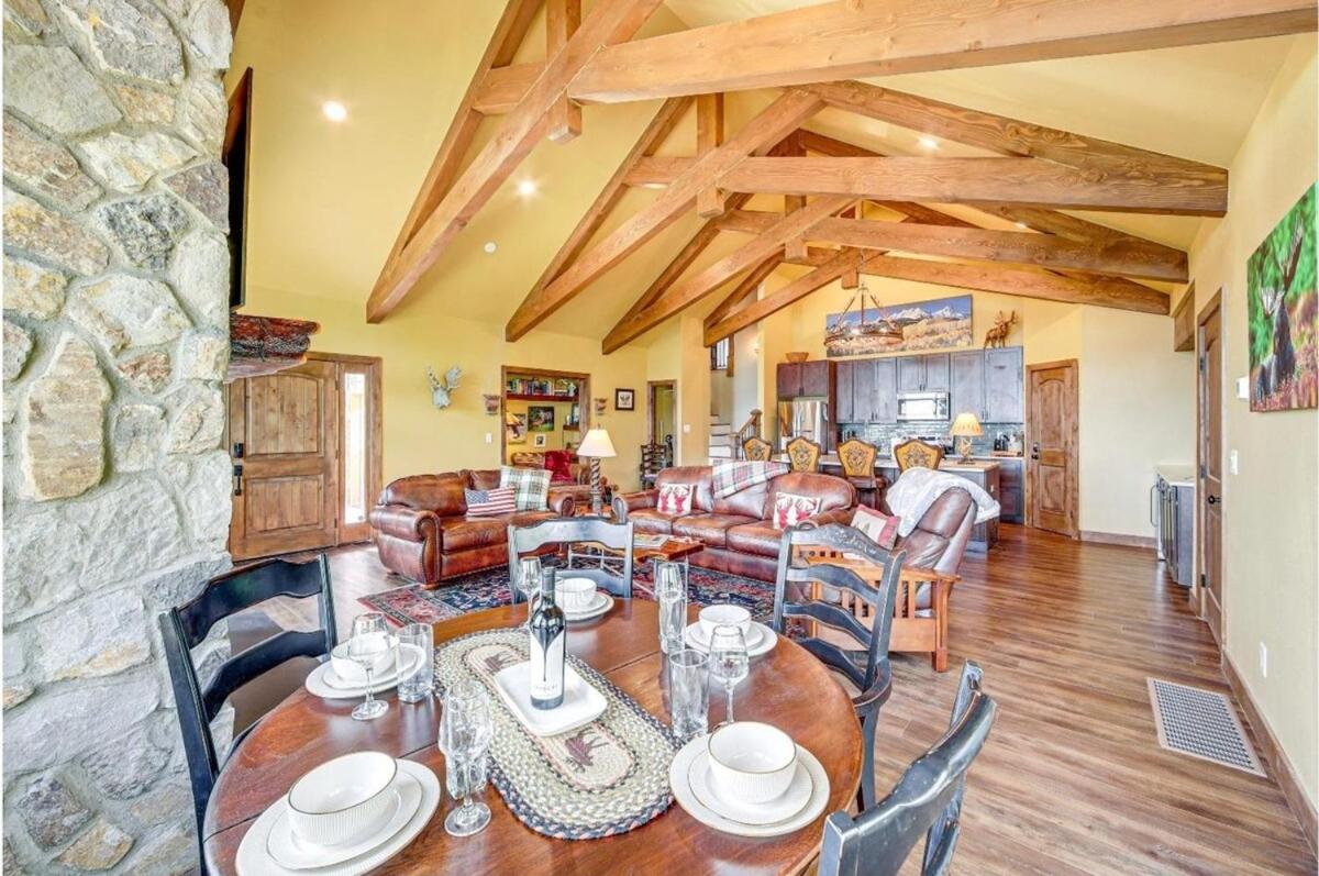 New Mountain Home, Amazing Unobstructed Lake & Mountain Views, Hot Tub, Close to Town!