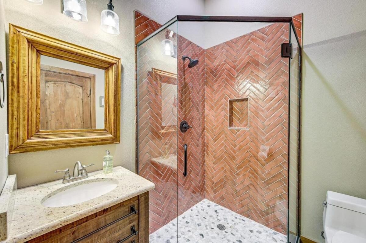 New Mountain Home, Amazing Unobstructed Lake & Mountain Views, Hot Tub, Close to Town!