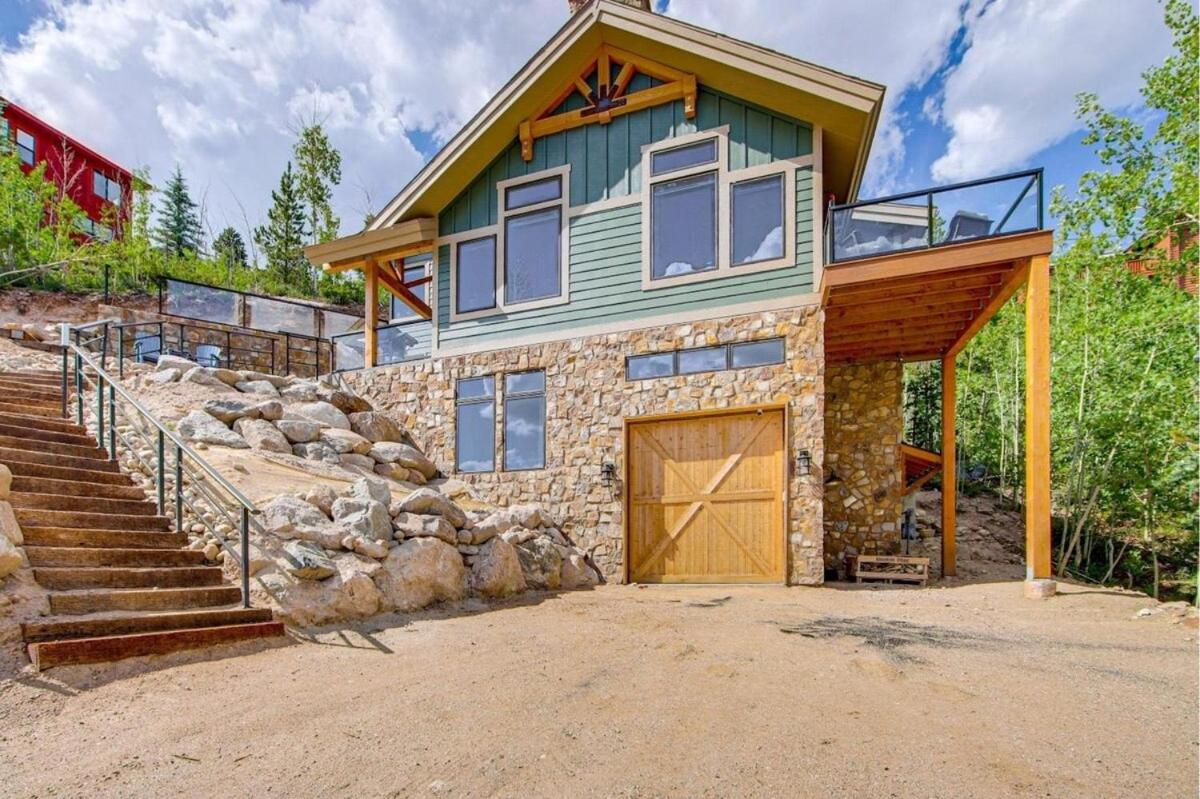 New Mountain Home, Amazing Unobstructed Lake & Mountain Views, Hot Tub, Close to Town!