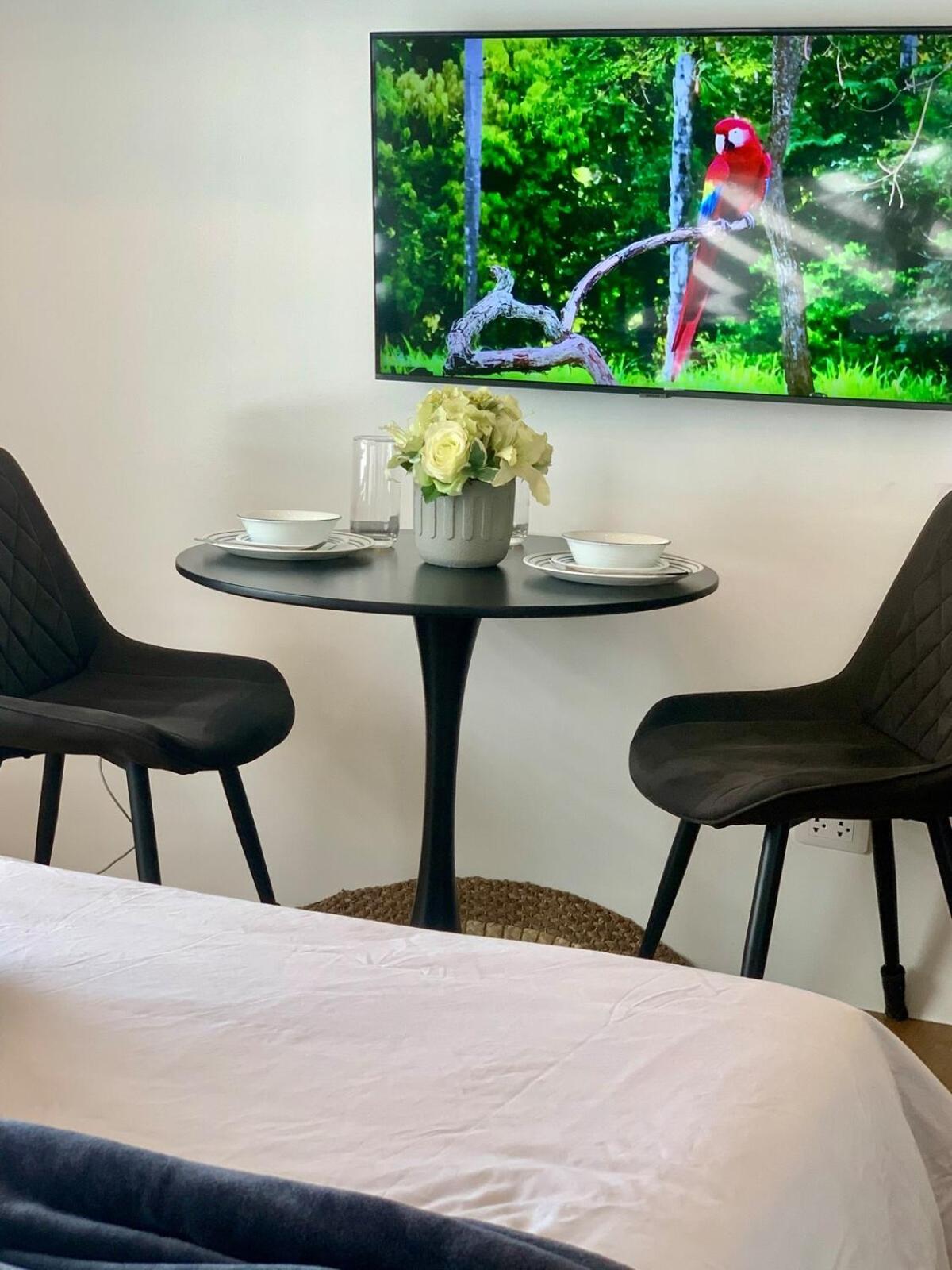 Cozy Studio near Roxas Night Market with Fast WiFi and Netflix