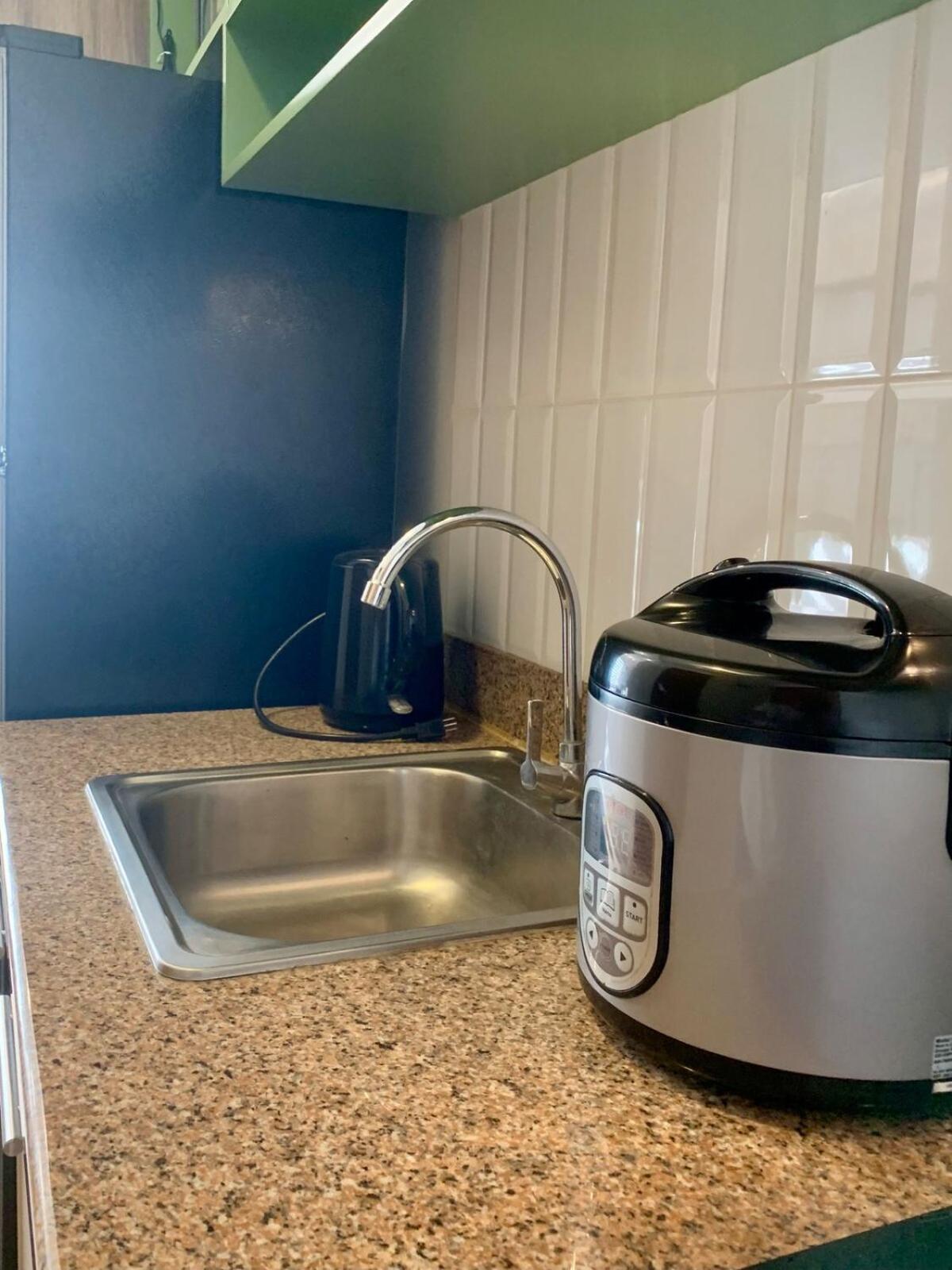 Cozy Studio near Roxas Night Market with Fast WiFi and Netflix