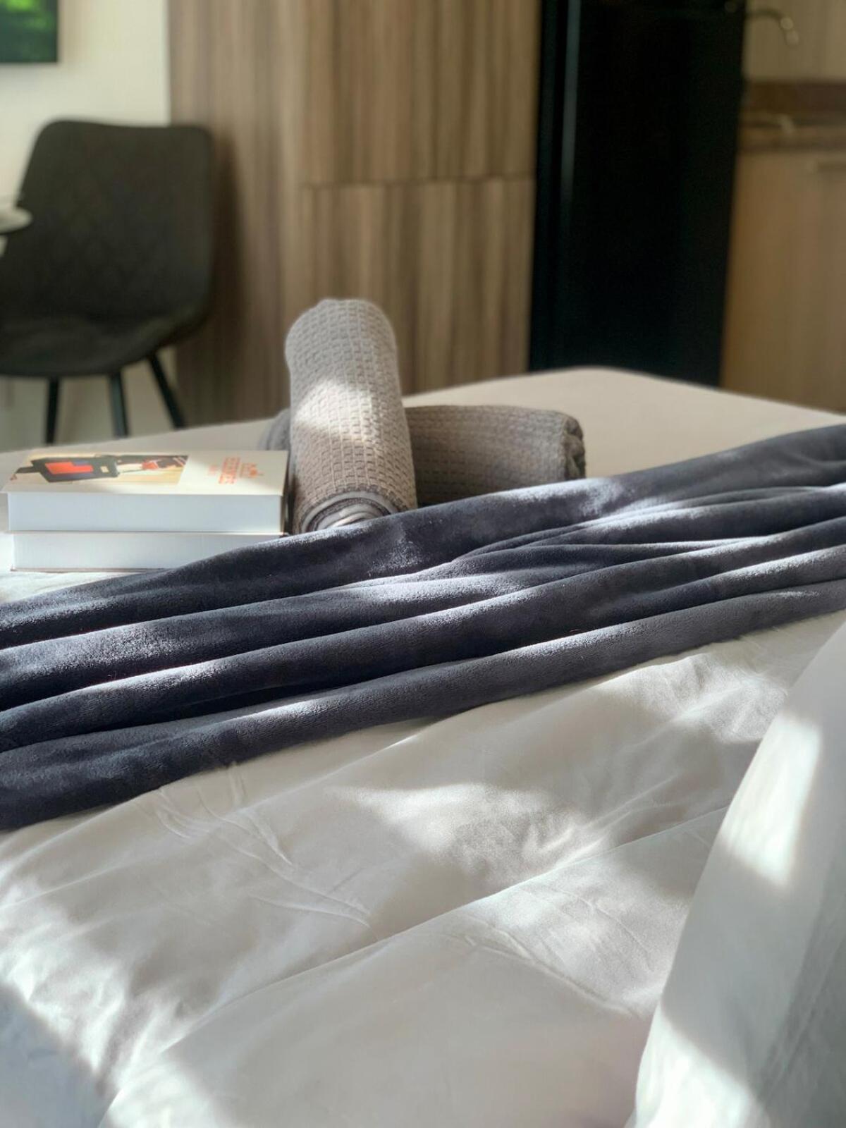 Cozy Studio near Roxas Night Market with Fast WiFi and Netflix