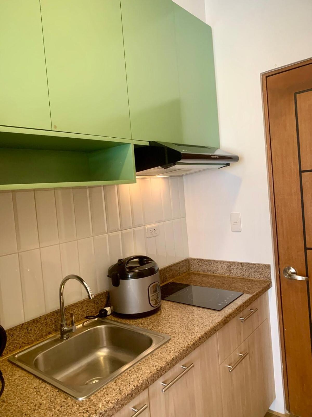 Cozy Studio near Roxas Night Market with Fast WiFi and Netflix