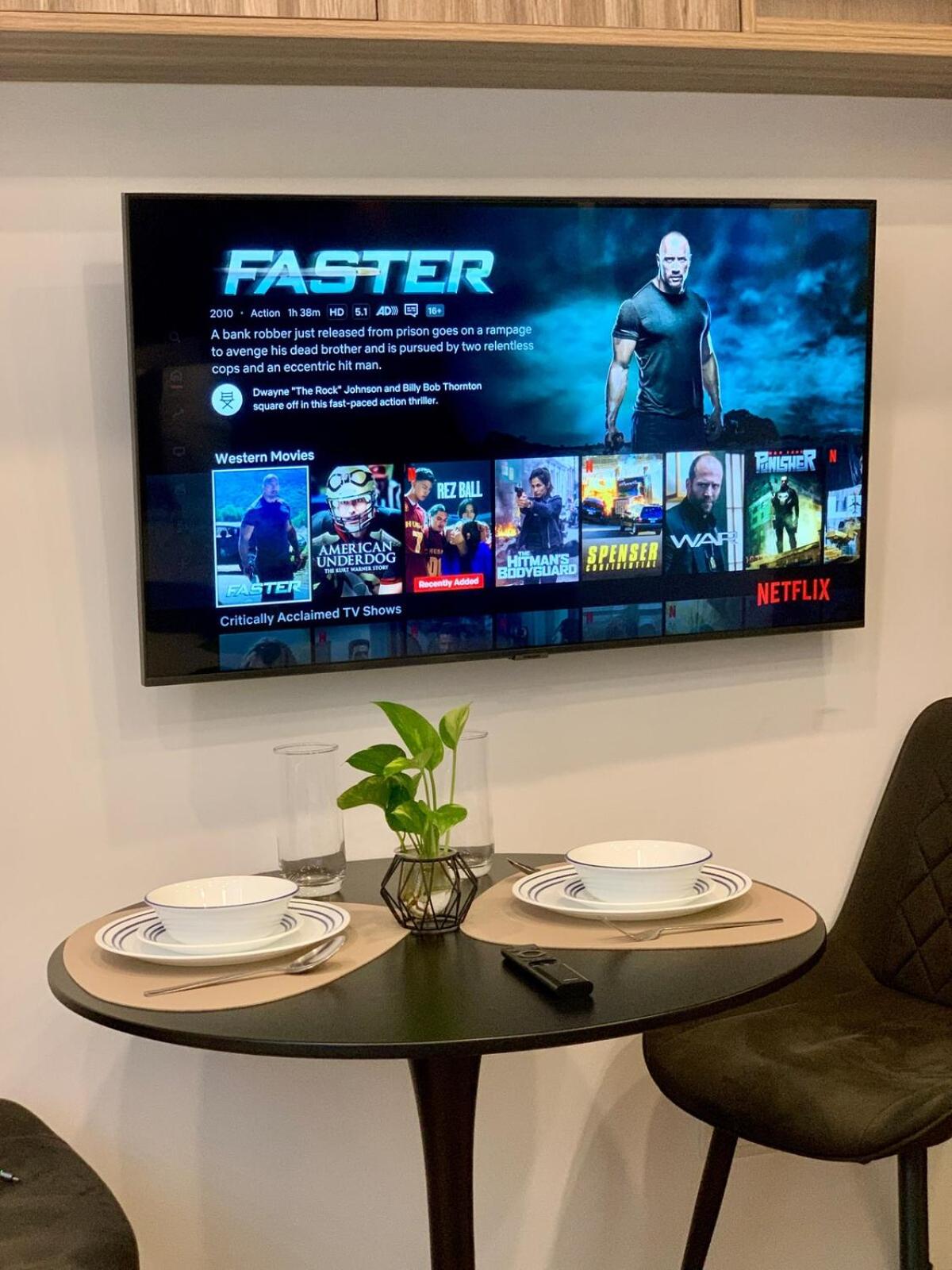 Cozy Studio near Roxas Night Market with Fast WiFi and Netflix