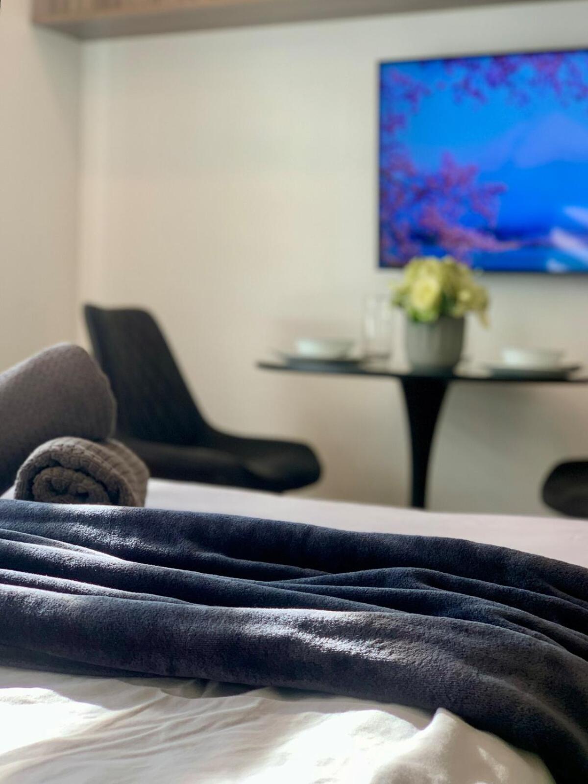 Cozy Studio near Roxas Night Market with Fast WiFi and Netflix