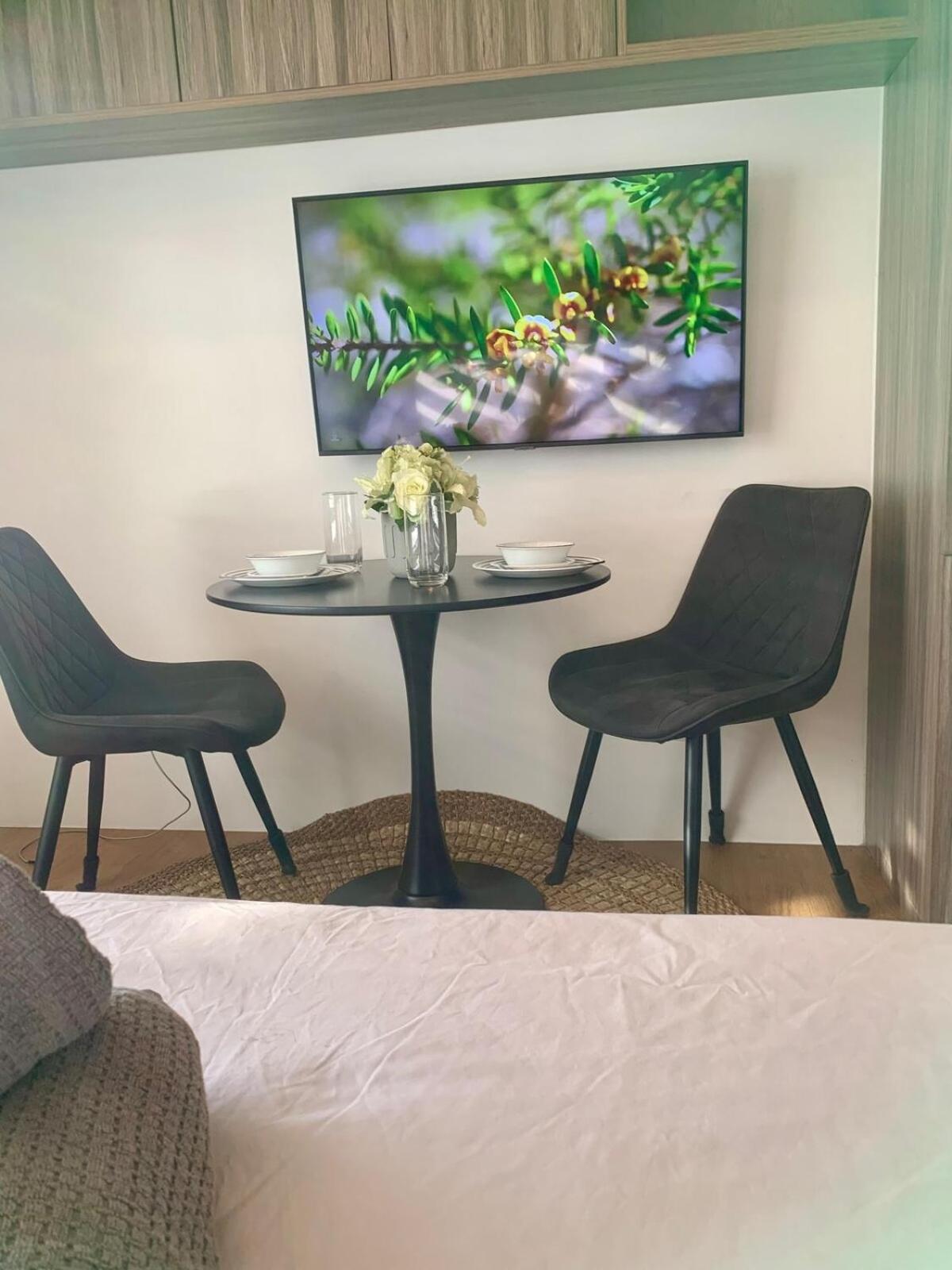 Cozy Studio near Roxas Night Market with Fast WiFi and Netflix