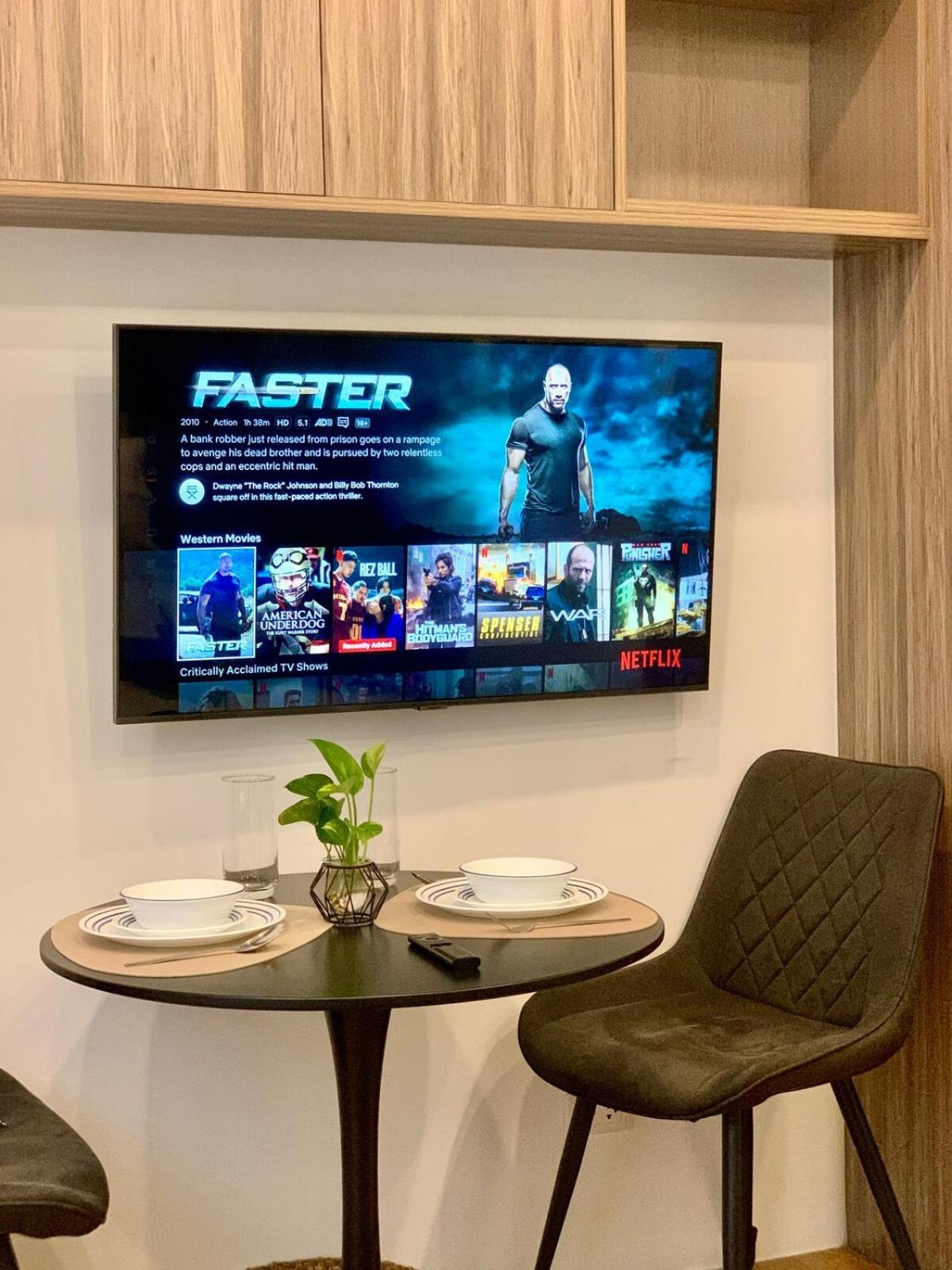 Cozy Studio near Roxas Night Market with Fast WiFi and Netflix