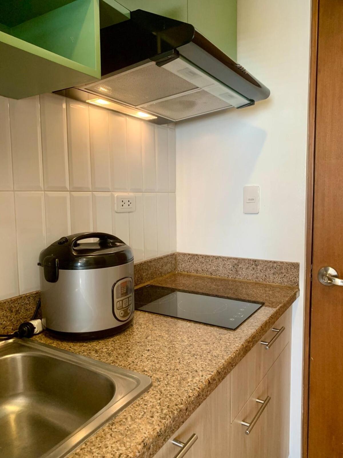 Cozy Studio near Roxas Night Market with Fast WiFi and Netflix