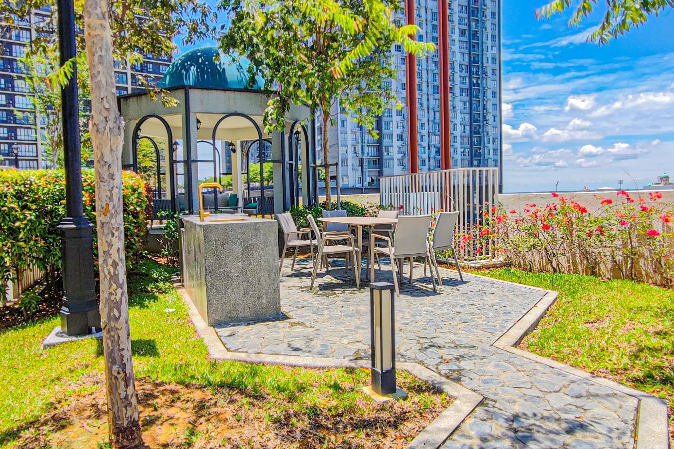 Peaceful Luxury at Tresor Klang by HCK