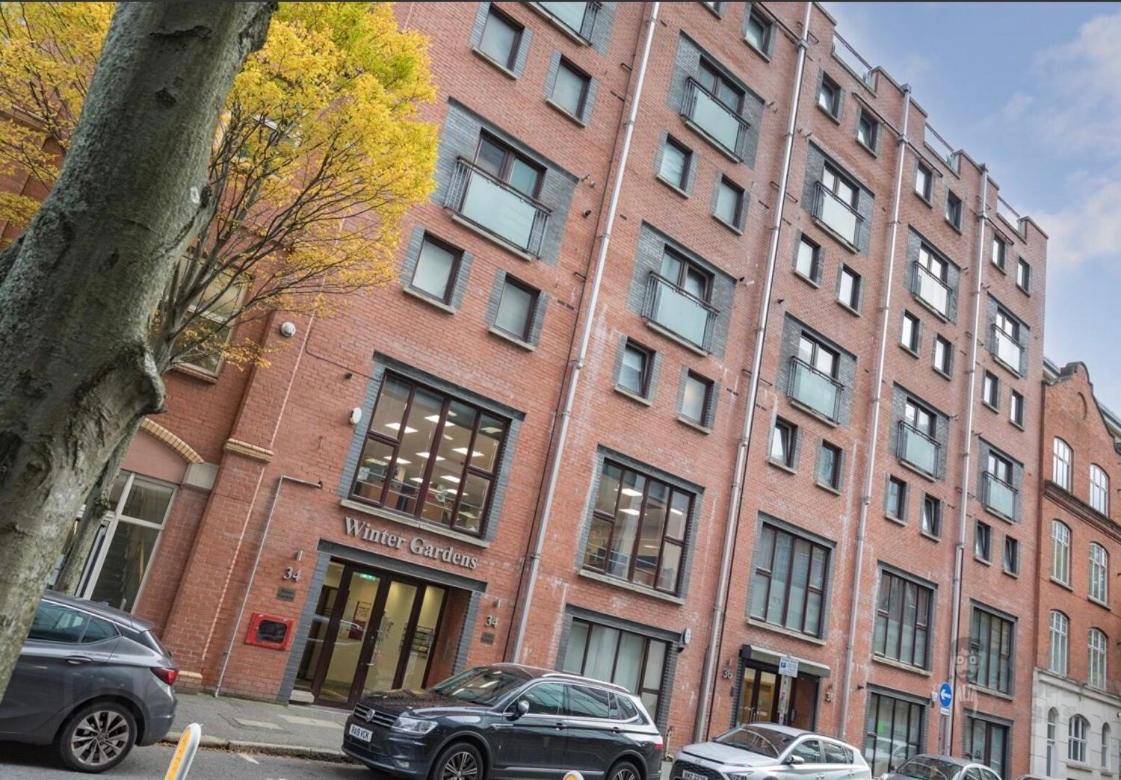 New 4 stars Large prime city center 2 bed 2 bath duplex apartment with free secure parking