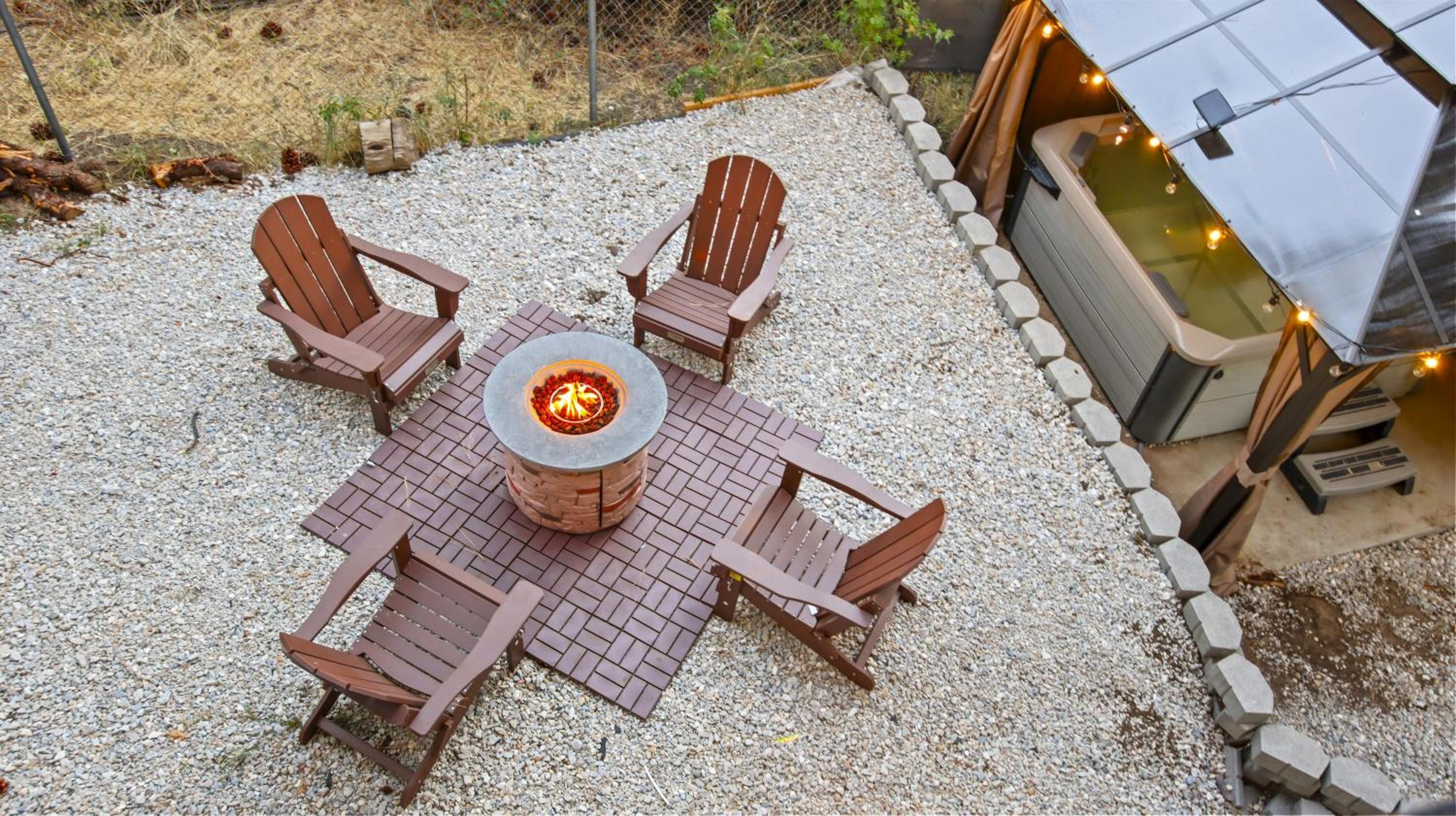 Moonridge Ski & Zoo Chalet With Hot Tub retreat