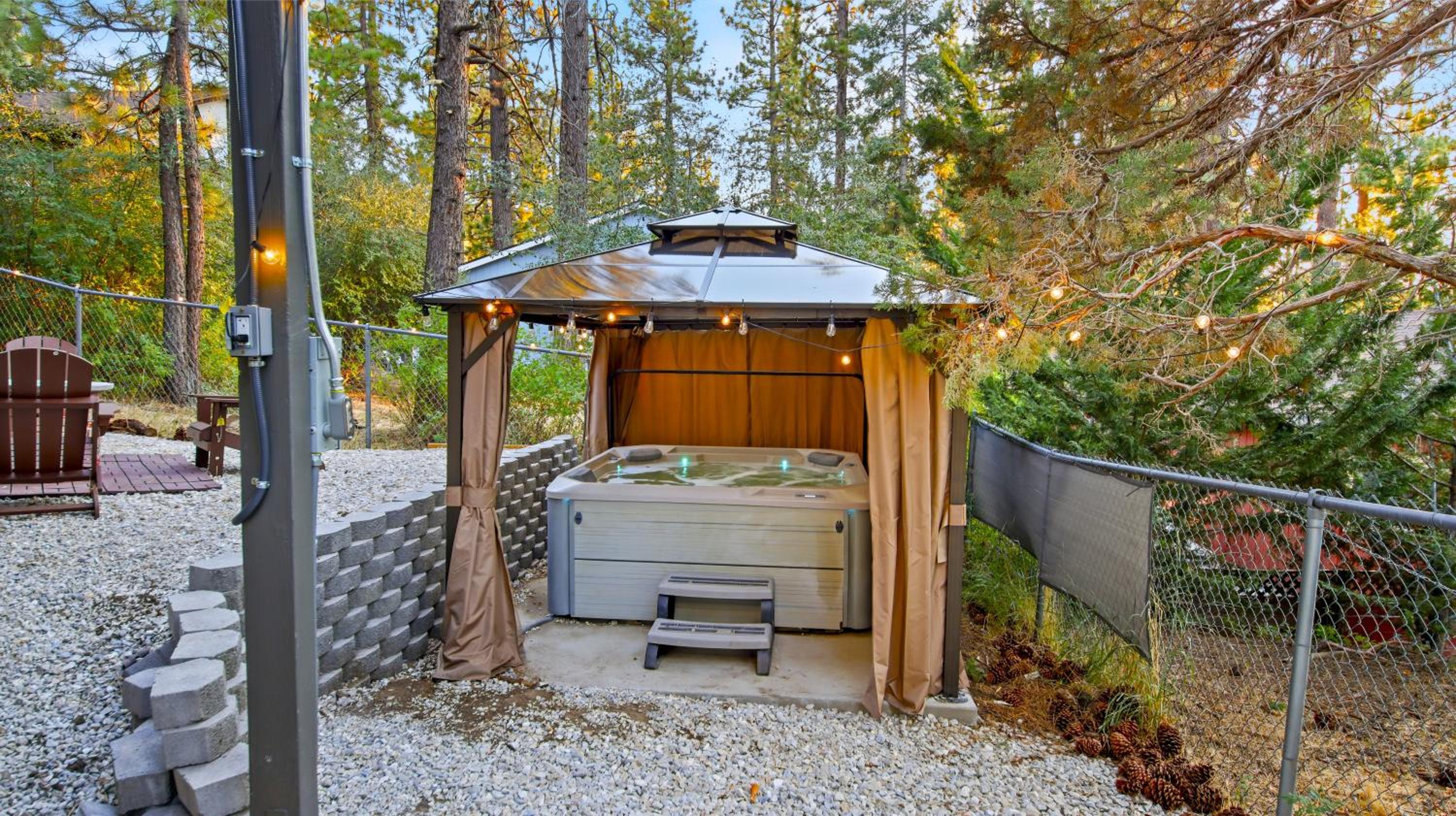 Moonridge Ski & Zoo Chalet With Hot Tub retreat