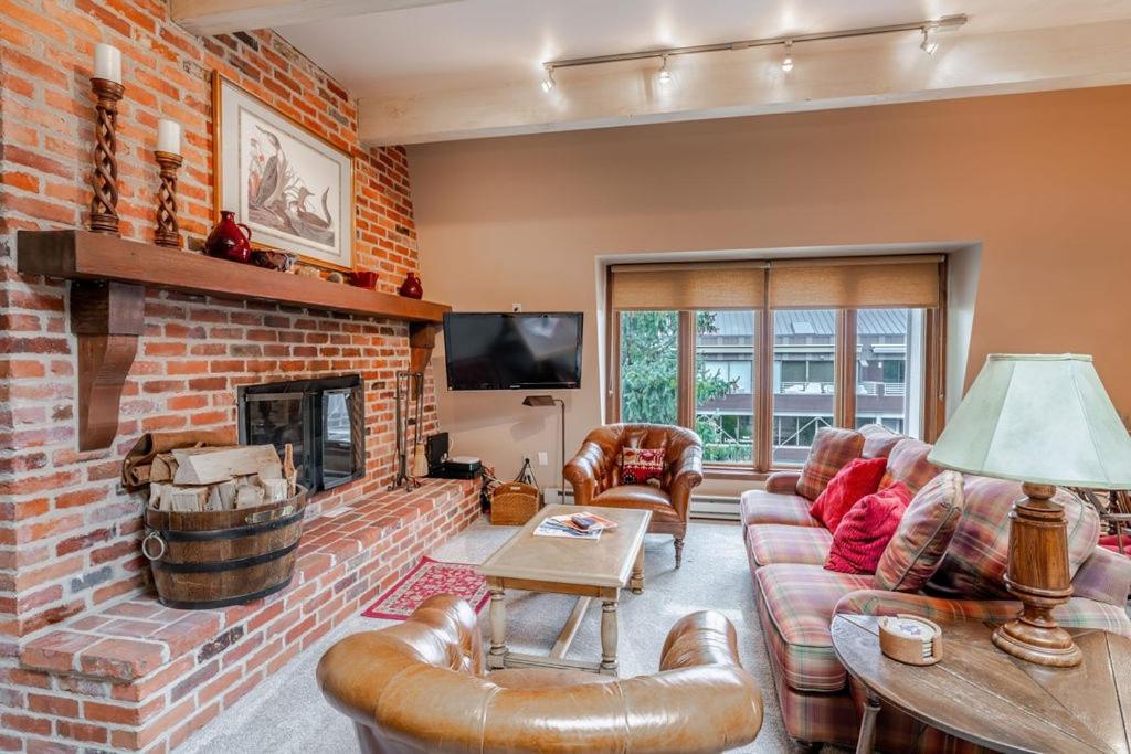 Aspen Downtown 2BR Ski Condo with Fireplace - CD 17 condo