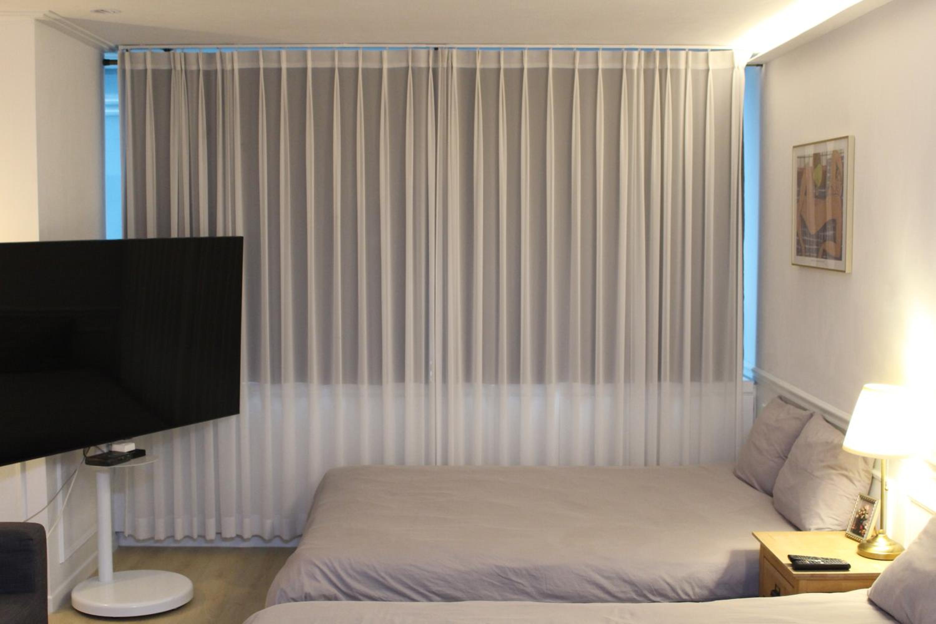 Direct Elevator to Hongik Univ Station, NEW by 13yr Superhost, Professionally Maintained