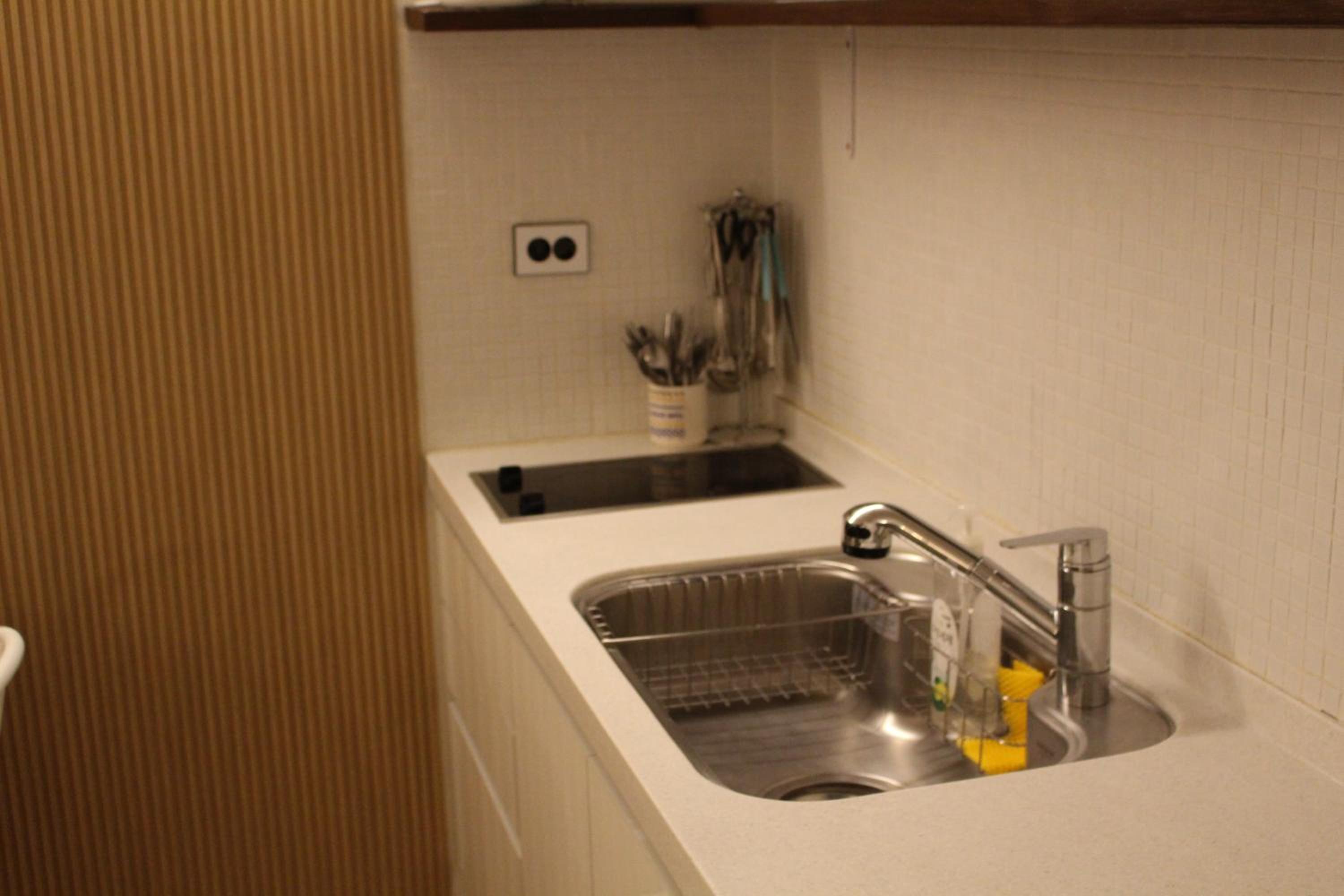 Direct Elevator to Hongik Univ Station, NEW by 13yr Superhost, Professionally Maintained