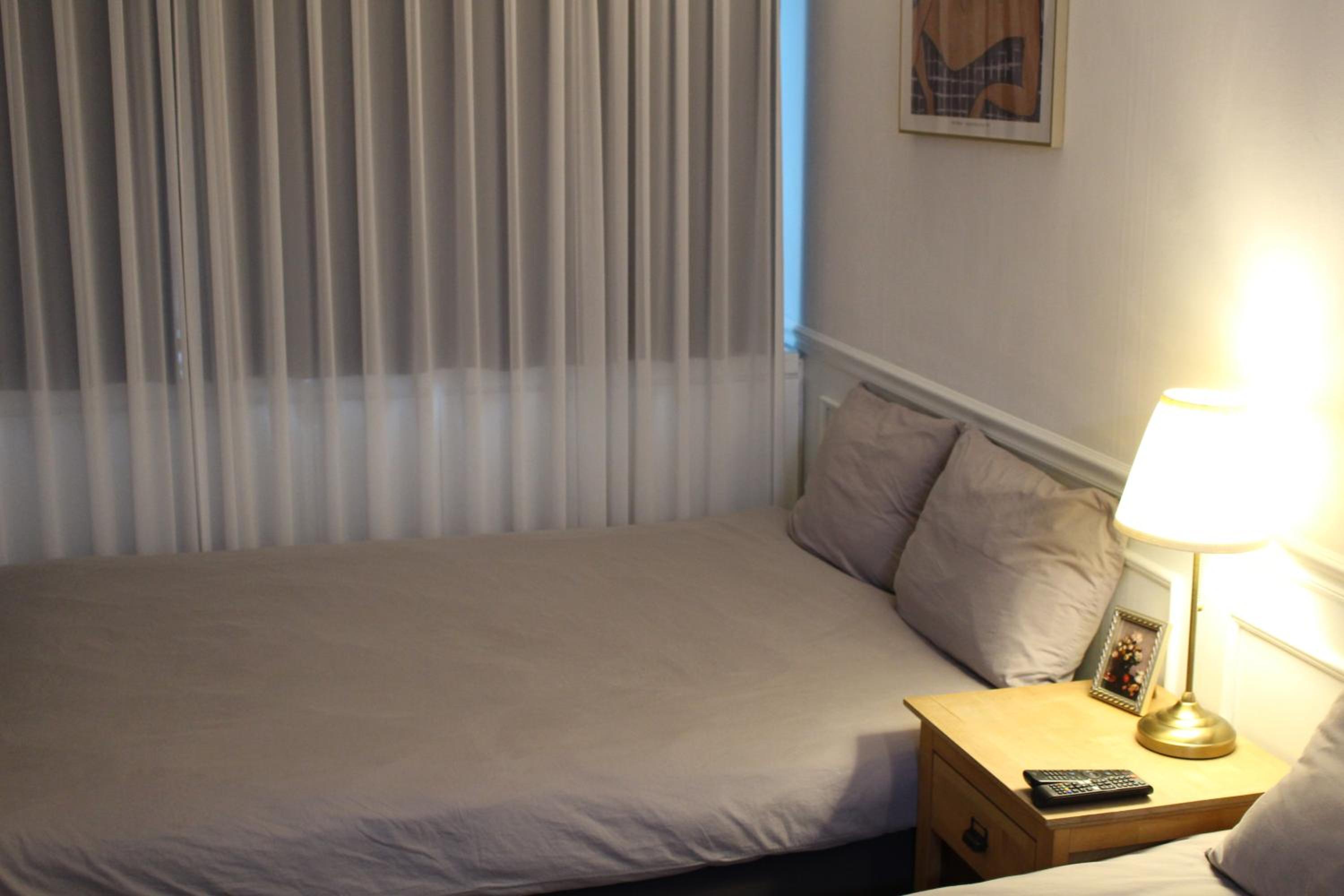 Direct Elevator to Hongik Univ Station, NEW by 13yr Superhost, Professionally Maintained