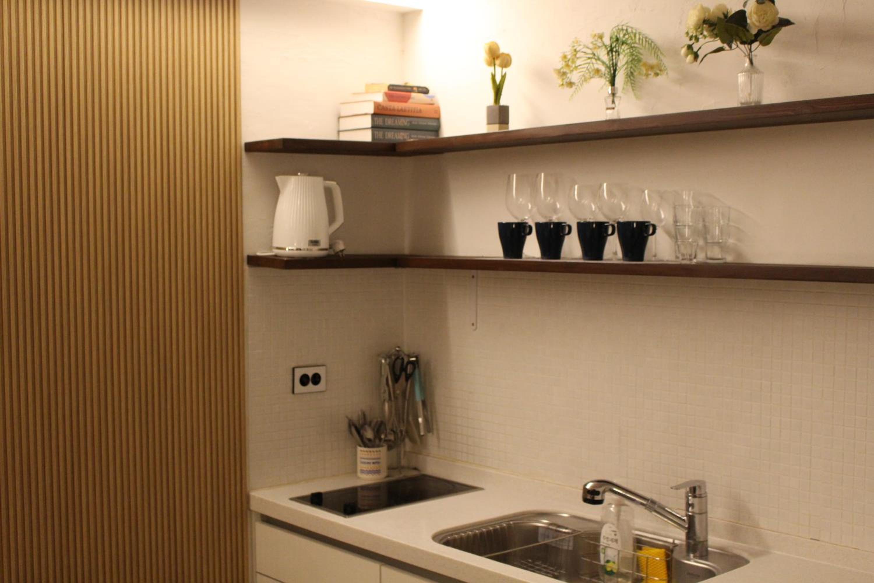 Direct Elevator to Hongik Univ Station, NEW by 13yr Superhost, Professionally Maintained