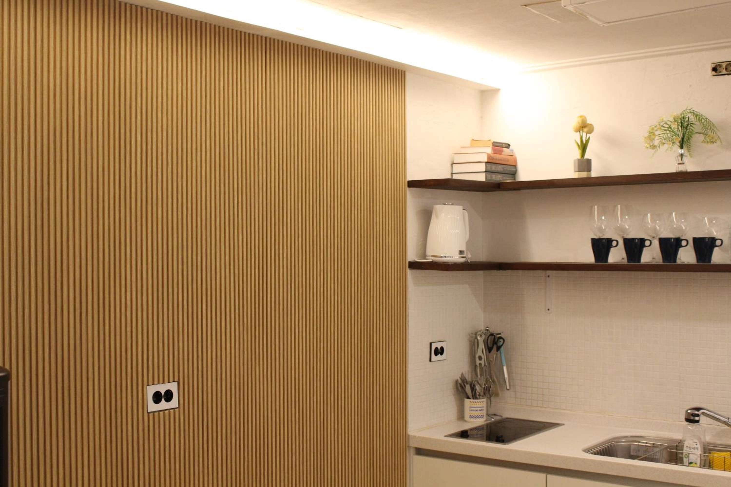 Direct Elevator to Hongik Univ Station, NEW by 13yr Superhost, Professionally Maintained