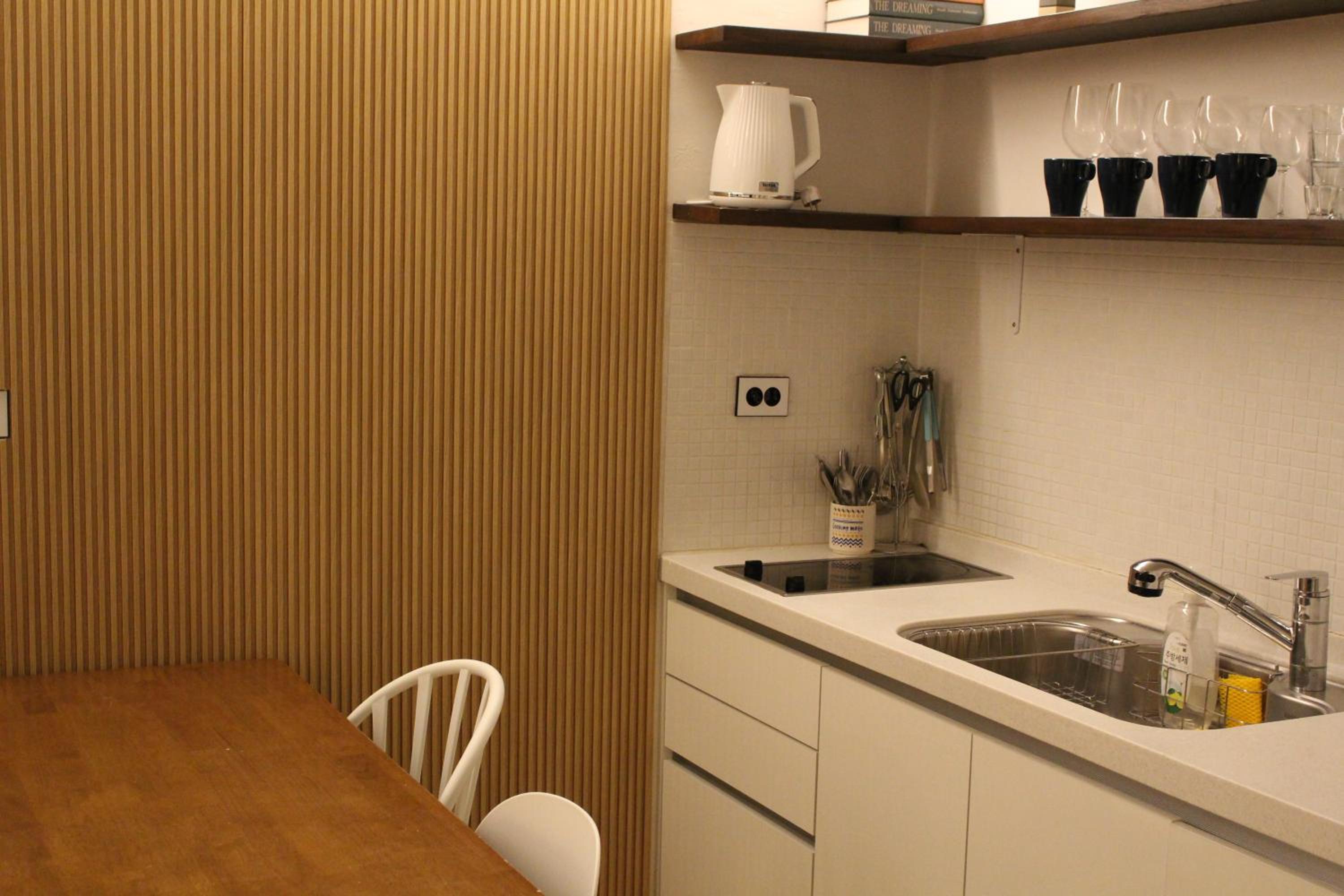 Direct Elevator to Hongik Univ Station, NEW by 13yr Superhost, Professionally Maintained