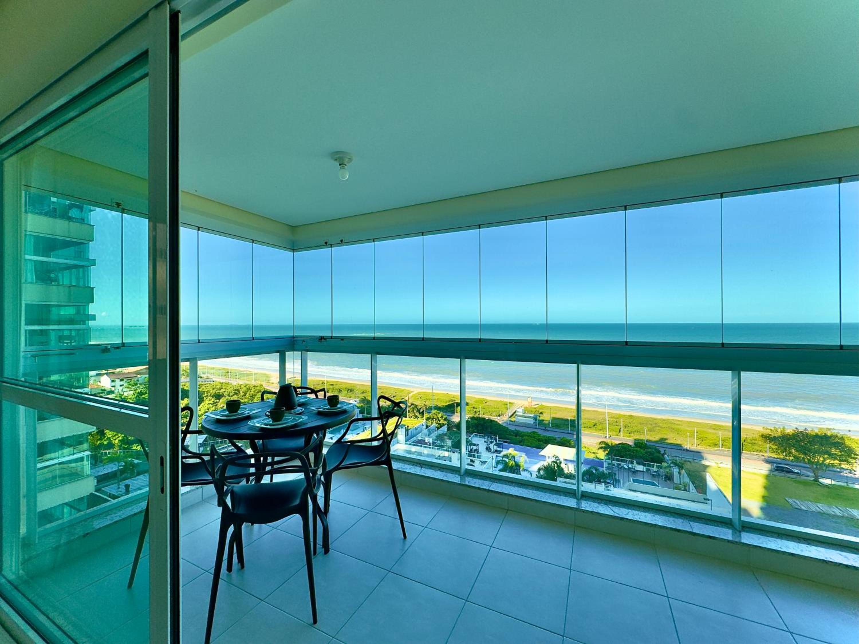 Apto Frente Mar Bali Beach Home Club 3 Quartos Climatizados Cozinha Completa Sacada com Churrasqueira 2 Vagas de Garagem Piscina borda infinita Sauna Acade