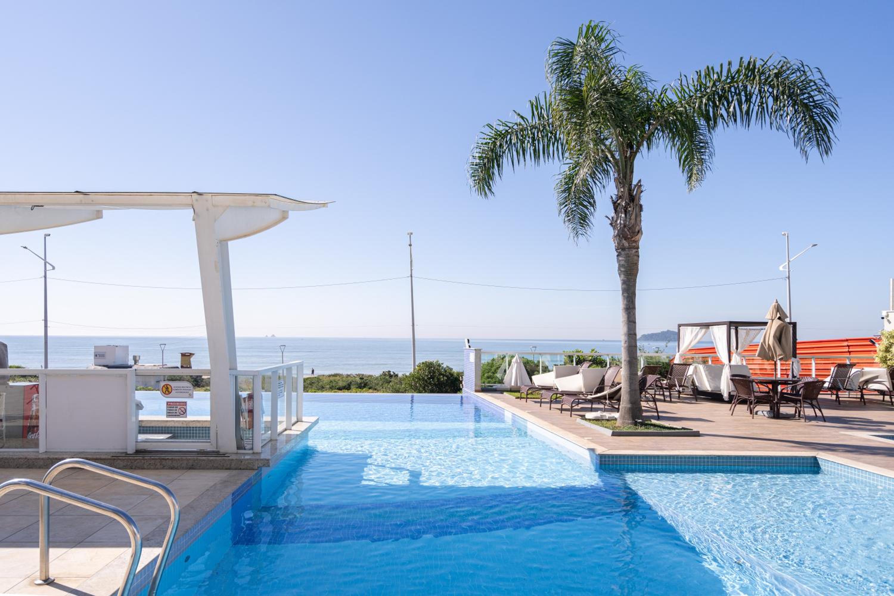 Apto Frente Mar Bali Beach Home Club 3 Quartos Climatizados Cozinha Completa Sacada com Churrasqueira 2 Vagas de Garagem Piscina borda infinita Sauna Acade