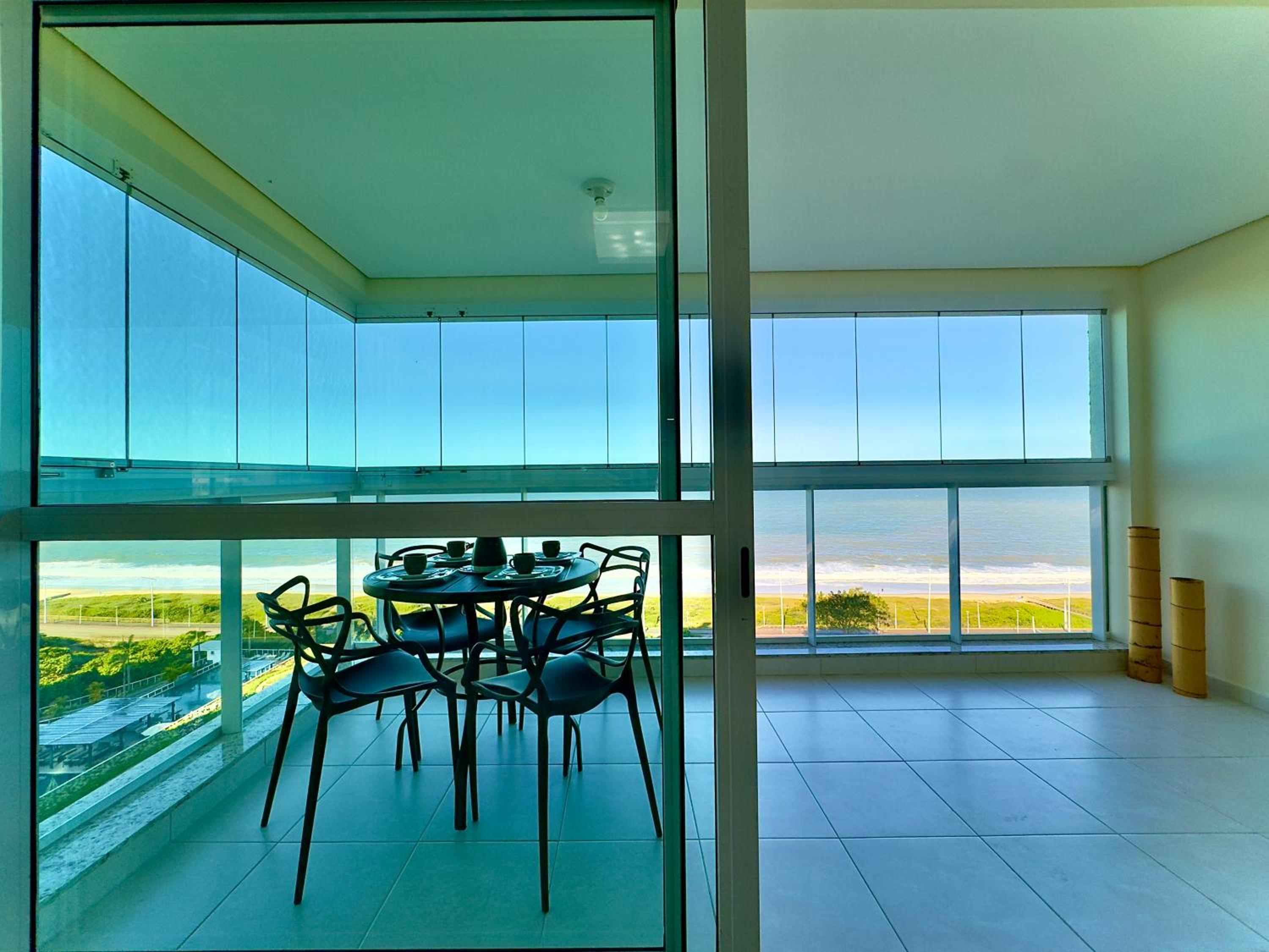 Apto Frente Mar Bali Beach Home Club 3 Quartos Climatizados Cozinha Completa Sacada com Churrasqueira 2 Vagas de Garagem Piscina borda infinita Sauna Acade