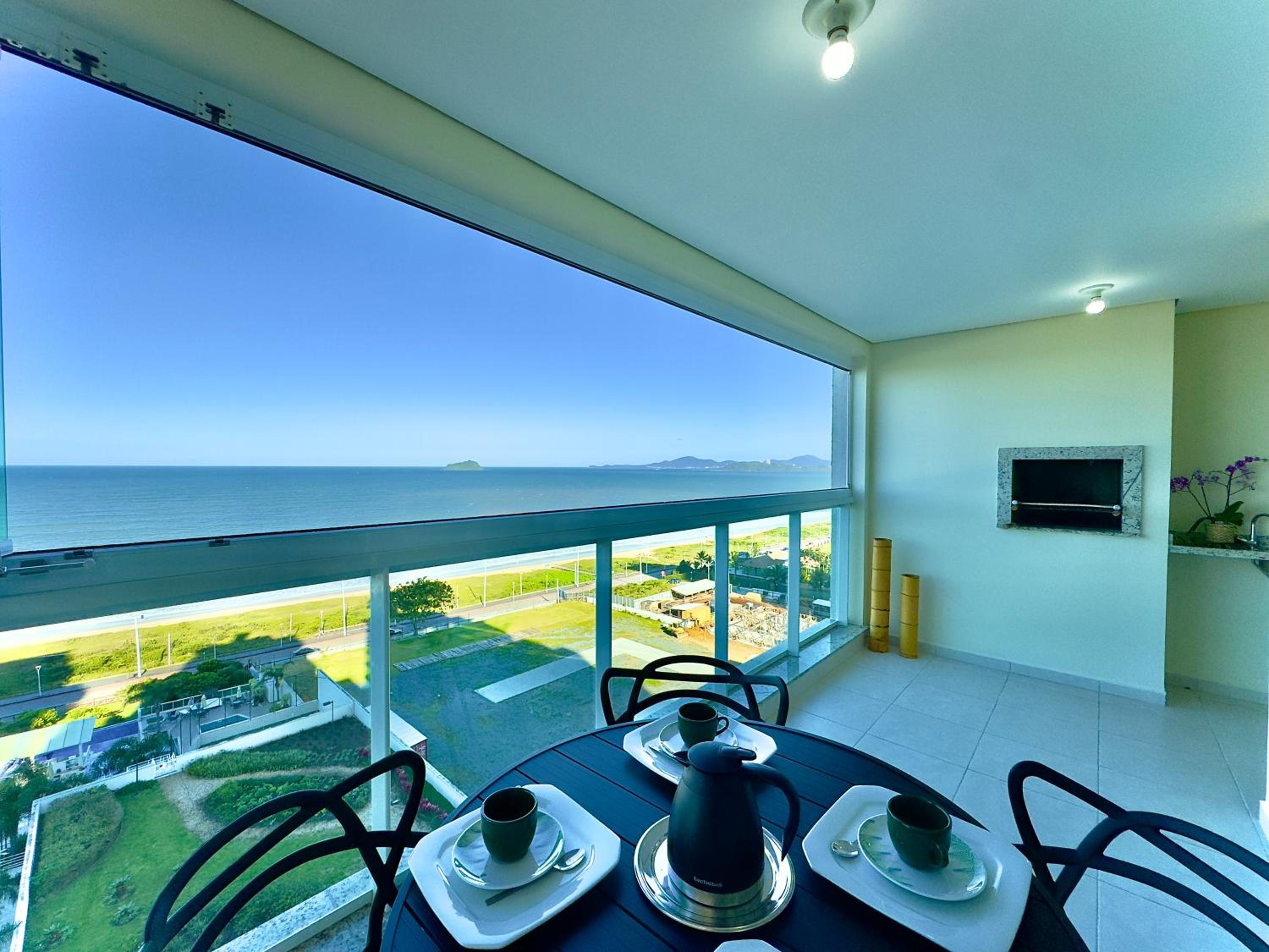 Apto Frente Mar Bali Beach Home Club 3 Quartos Climatizados Cozinha Completa Sacada com Churrasqueira 2 Vagas de Garagem Piscina borda infinita Sauna Acade