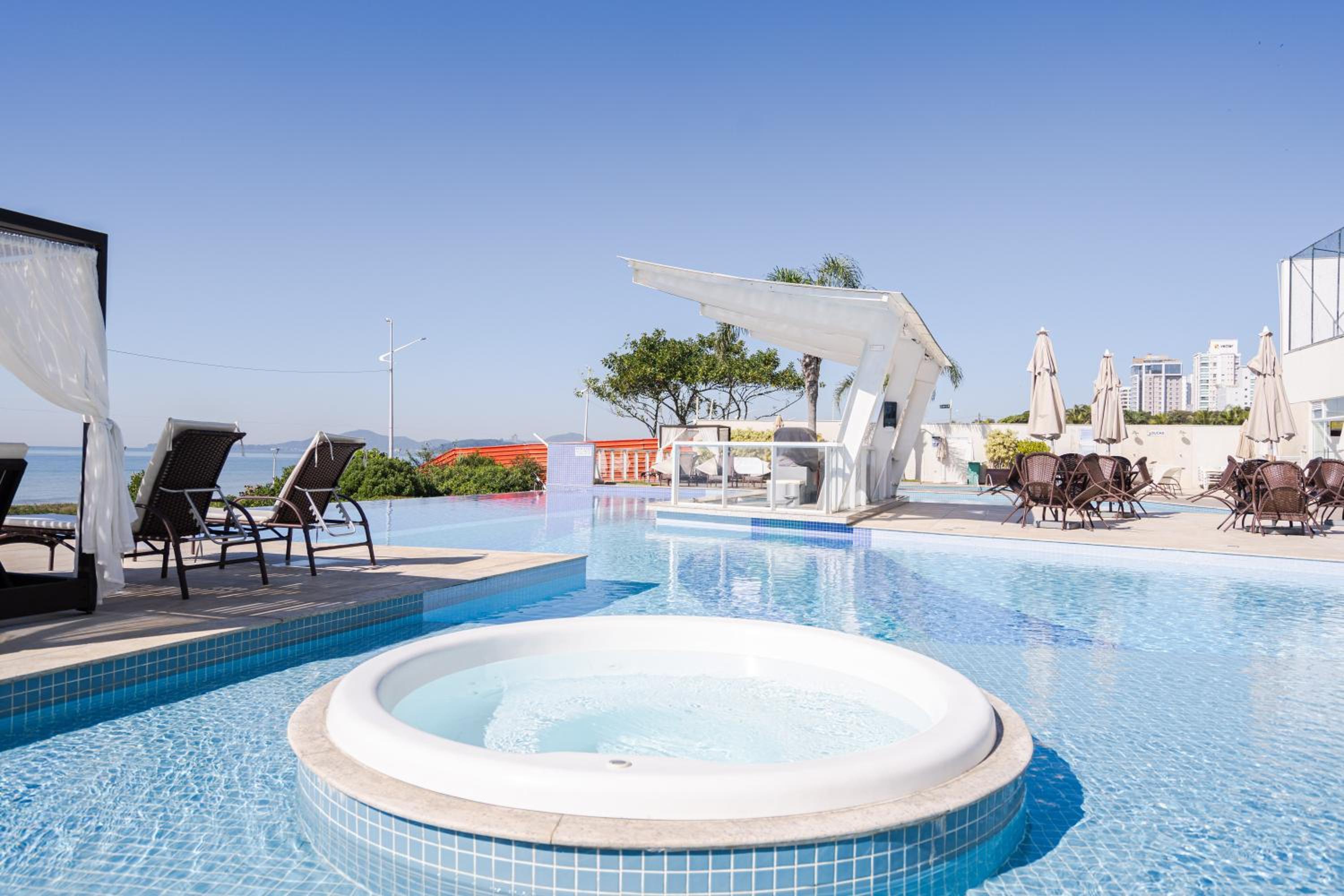 Apto Frente Mar Bali Beach Home Club 3 Quartos Climatizados Cozinha Completa Sacada com Churrasqueira 2 Vagas de Garagem Piscina borda infinita Sauna Acade