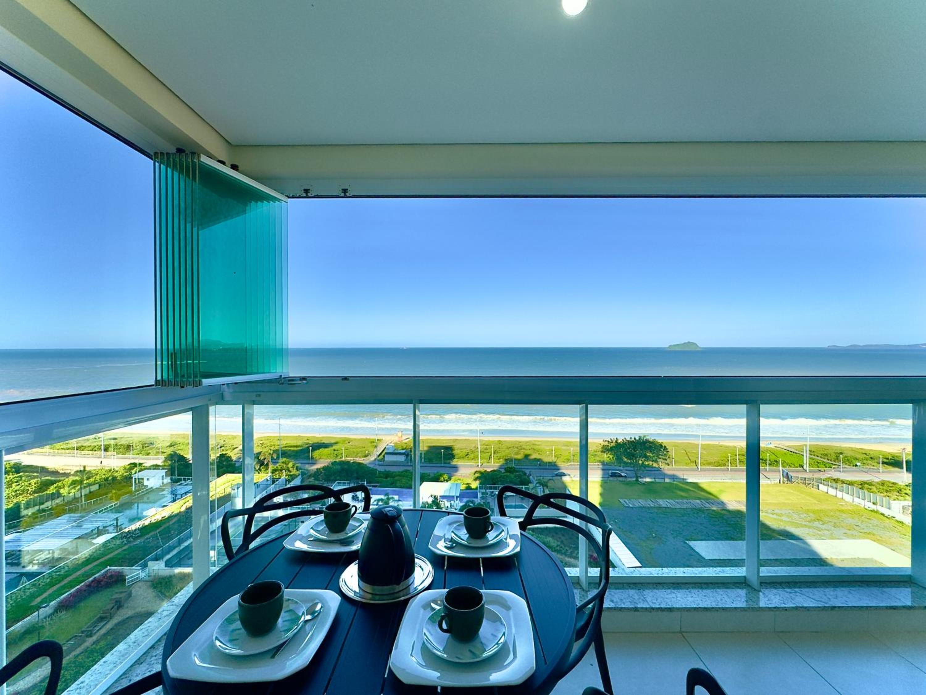 Apto Frente Mar Bali Beach Home Club 3 Quartos Climatizados Cozinha Completa Sacada com Churrasqueira 2 Vagas de Garagem Piscina borda infinita Sauna Acade
