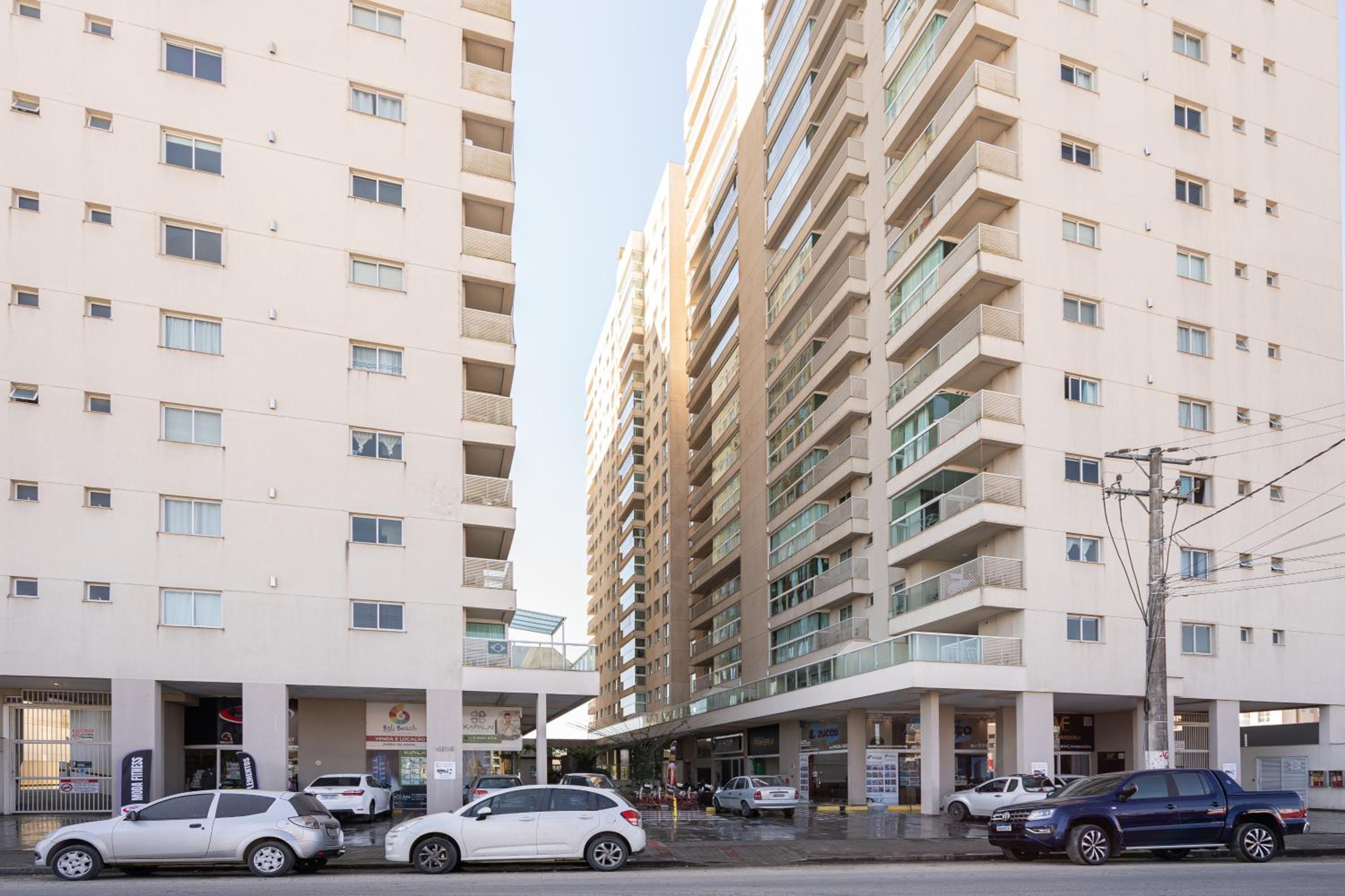 Apto Frente Mar Bali Beach Home Club 3 Quartos Climatizados Cozinha Completa Sacada com Churrasqueira 2 Vagas de Garagem Piscina borda infinita Sauna Acade