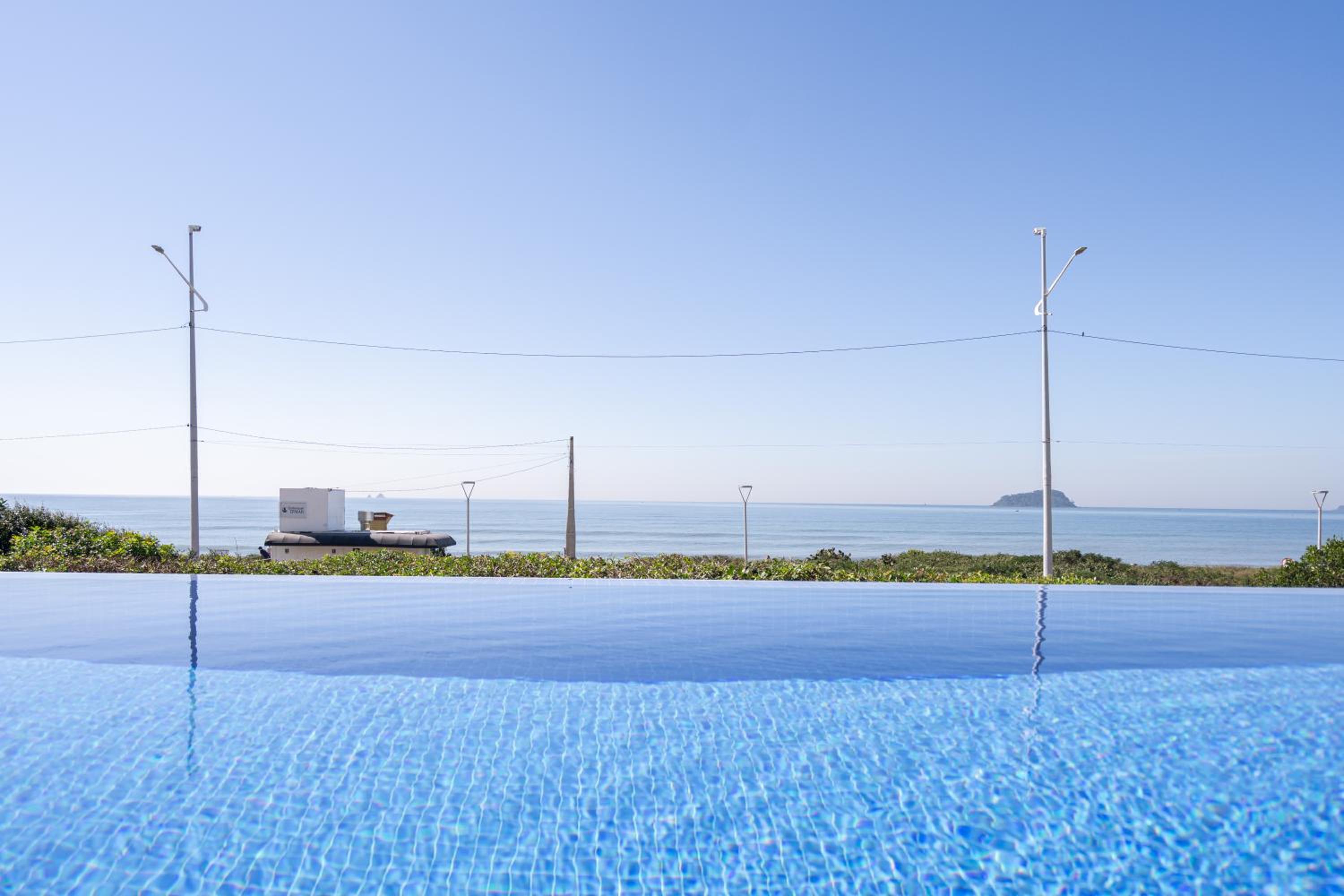Apto Frente Mar Bali Beach Home Club 3 Quartos Climatizados Cozinha Completa Sacada com Churrasqueira 2 Vagas de Garagem Piscina borda infinita Sauna Acade
