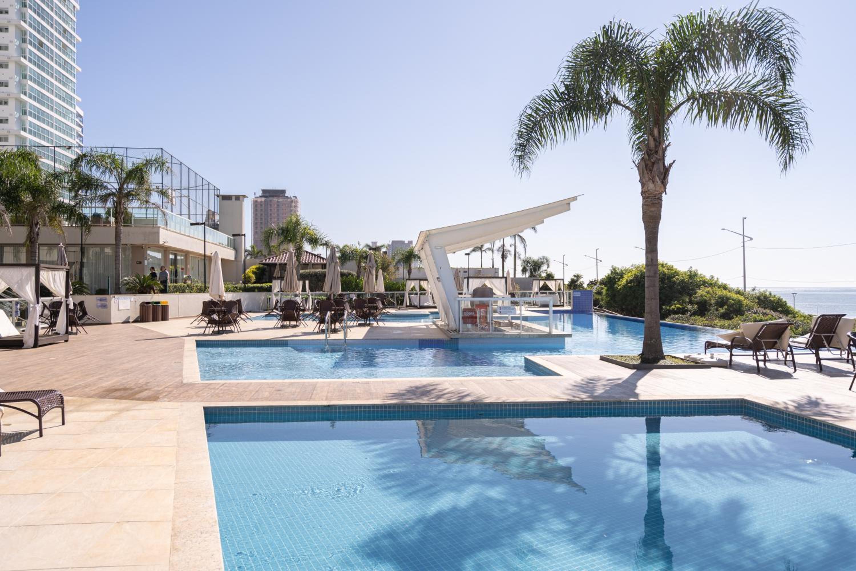 Apto Frente Mar Bali Beach Home Club 3 Quartos Climatizados Cozinha Completa Sacada com Churrasqueira 2 Vagas de Garagem Piscina borda infinita Sauna Acade