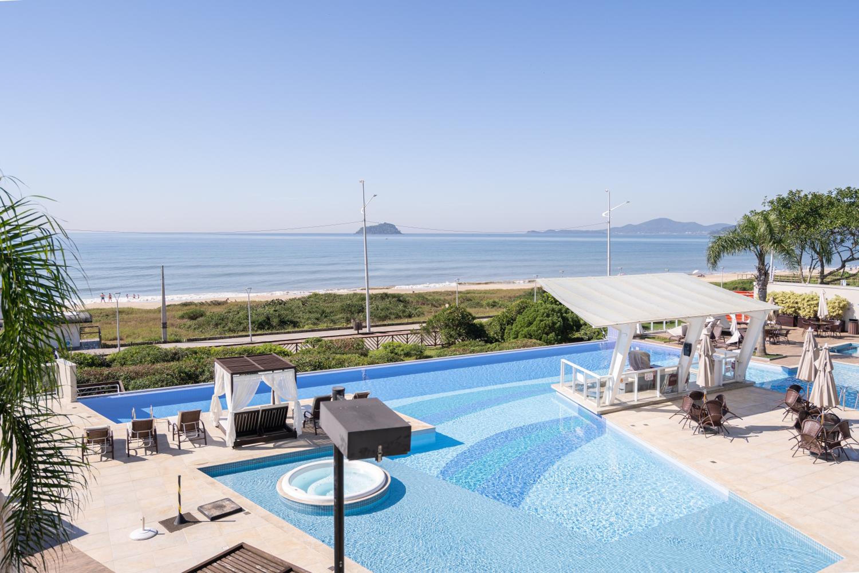 Apto Frente Mar Bali Beach Home Club 3 Quartos Climatizados Cozinha Completa Sacada com Churrasqueira 2 Vagas de Garagem Piscina borda infinita Sauna Acade