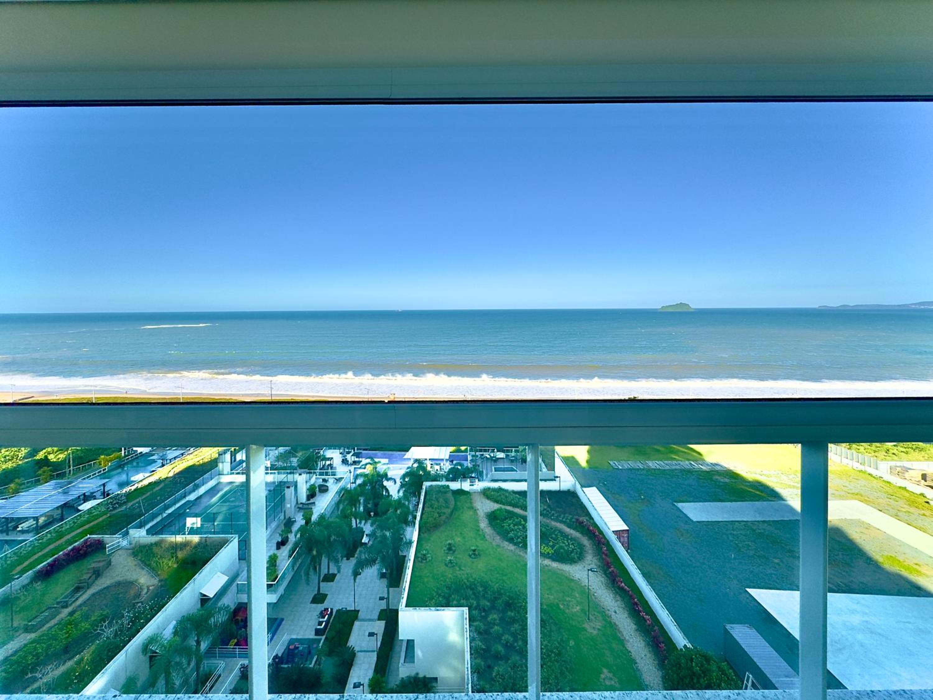 Apto Frente Mar Bali Beach Home Club 3 Quartos Climatizados Cozinha Completa Sacada com Churrasqueira 2 Vagas de Garagem Piscina borda infinita Sauna Acade