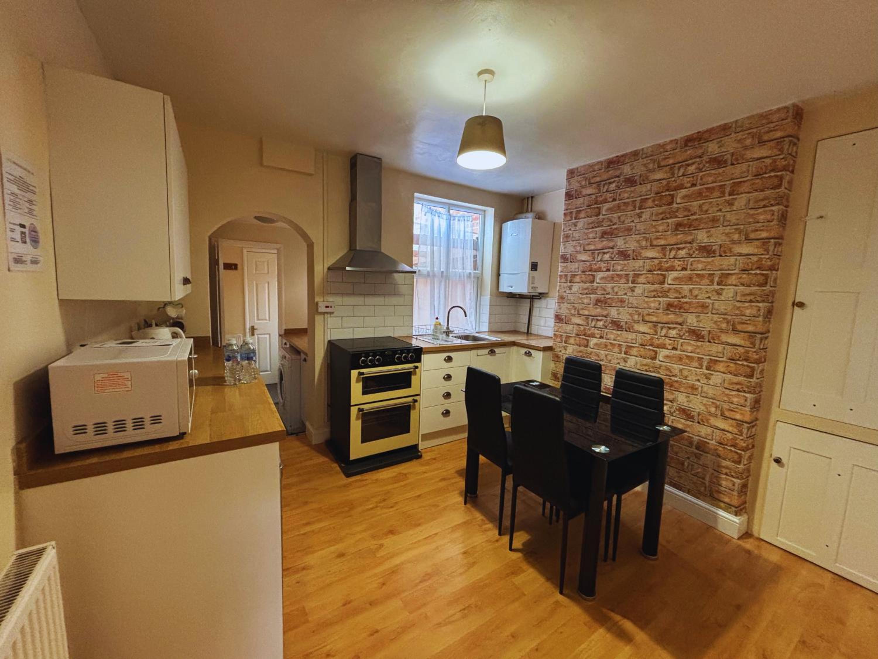 Modern Townhouse - Entire Home, Walk to Station Shops - Perfect for Groups