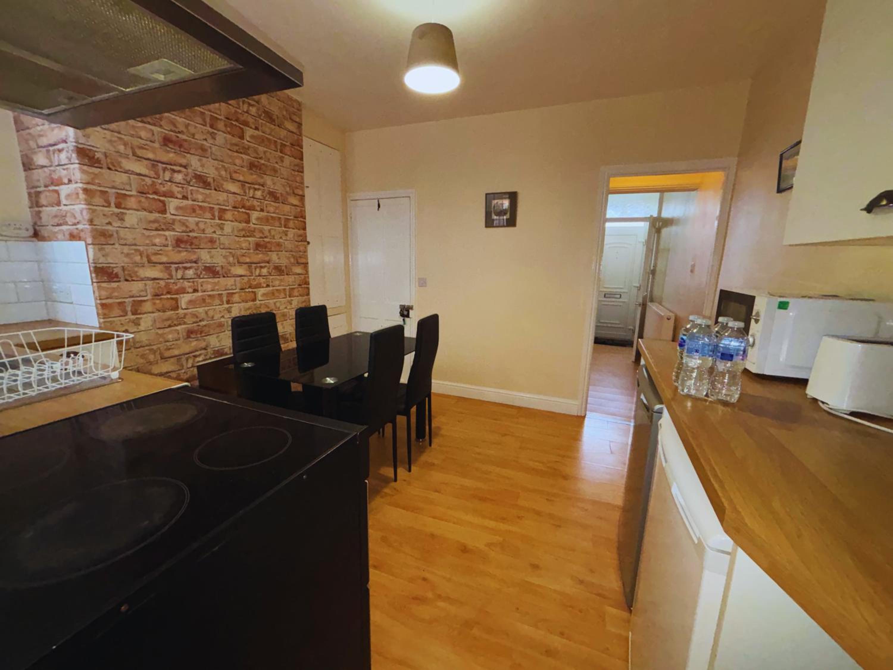 Modern Townhouse - Entire Home, Walk to Station Shops - Perfect for Groups